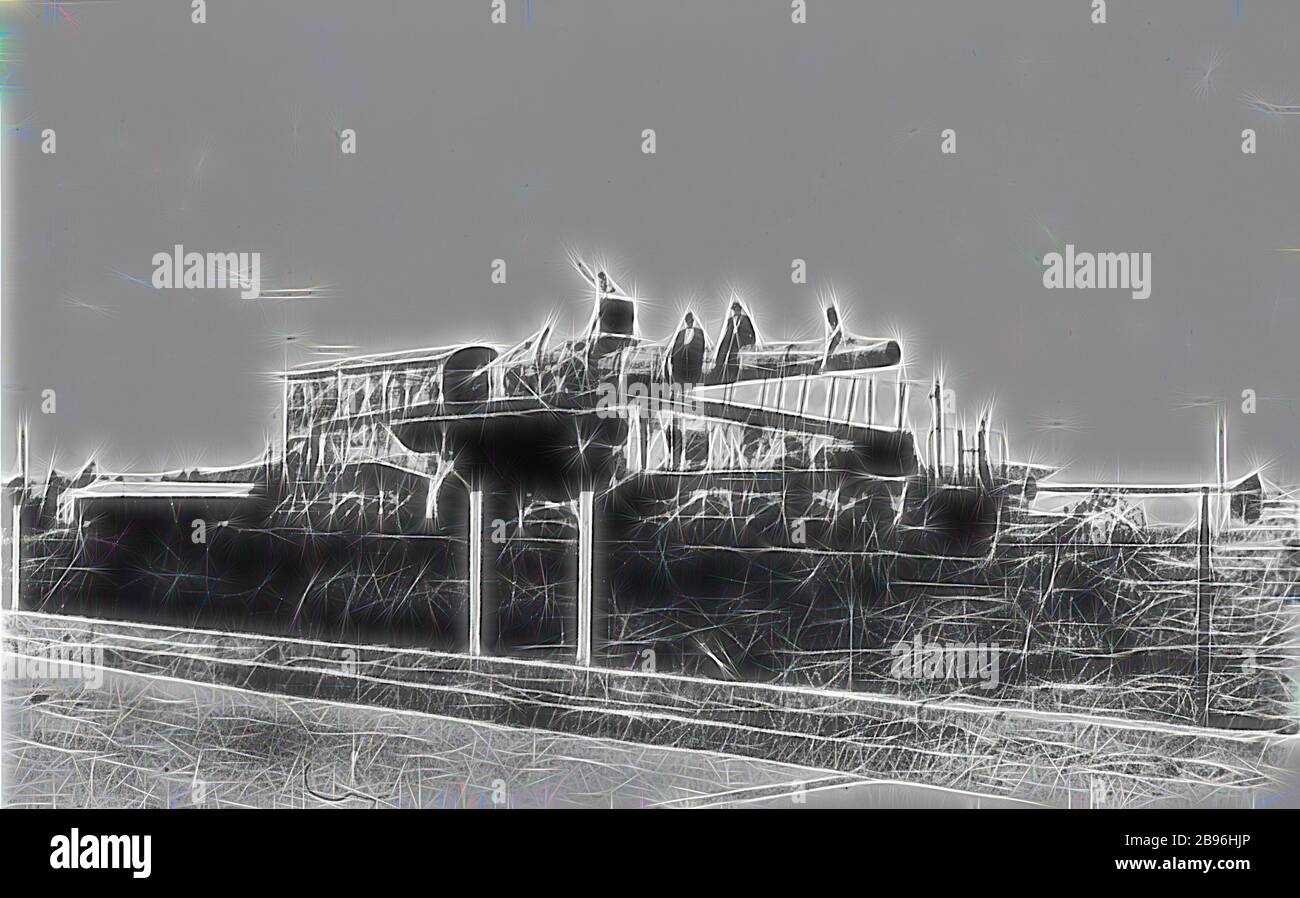 Negativo - Amiens Gun, Canberra, circa 1930, tedesco Krupp SK L/40 28cm pistola ferroviaria conosciuta come la pistola Amiens a Canberra ferrovia siding. Catturato dal 31° Battaglione AIF l'8 agosto 1918 durante la grande offensiva alleata finale sul fronte occidentale. La pistola era stata avvistata per la prima volta dall'aria da Capt John Duigan e dal suo osservatore Lt Alec Paterson il 21 aprile 1918 quando era usata per conchare Amiens. La pistola è stata spedita in Australia, Reimagined da Gibon, disegno di caldo allegro incandescente di luminosità e di irradiazione di raggi di luce. Arte classica reinventata con un tocco moderno. Fotografia ispirata al futurismo Foto Stock