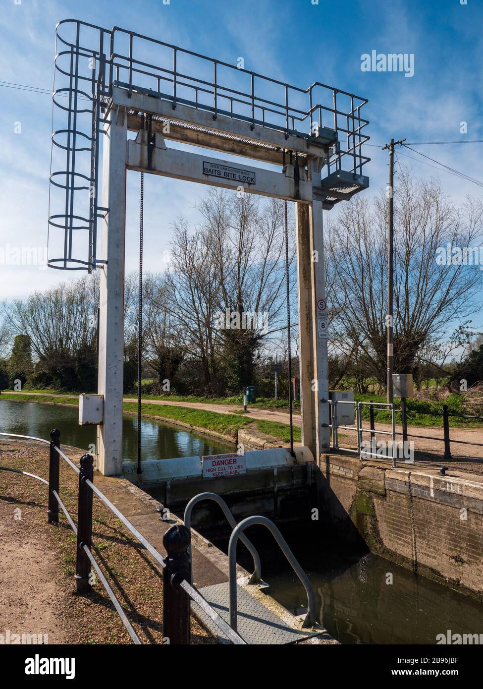 Baits Bite Lock, River Cam, Inghilterra, Regno Unito. Una rara serratura in stile ghigliottina sulla camma di rive costruita e azionata dai conservatori di camma. Foto Stock