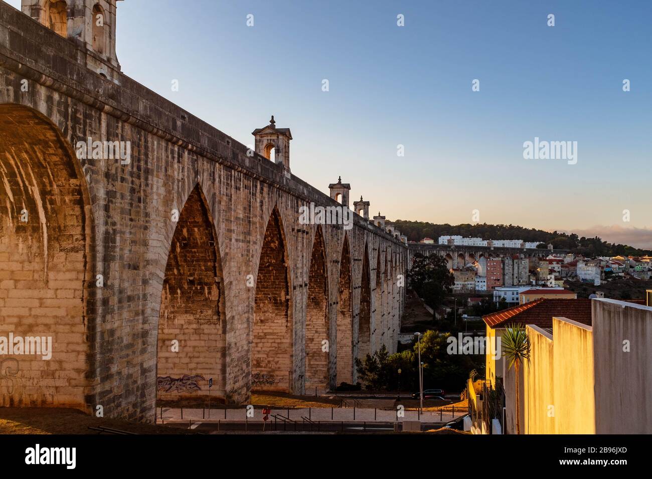 Acquedotto di Águas Livres a Lisbona al tramonto. Foto Stock