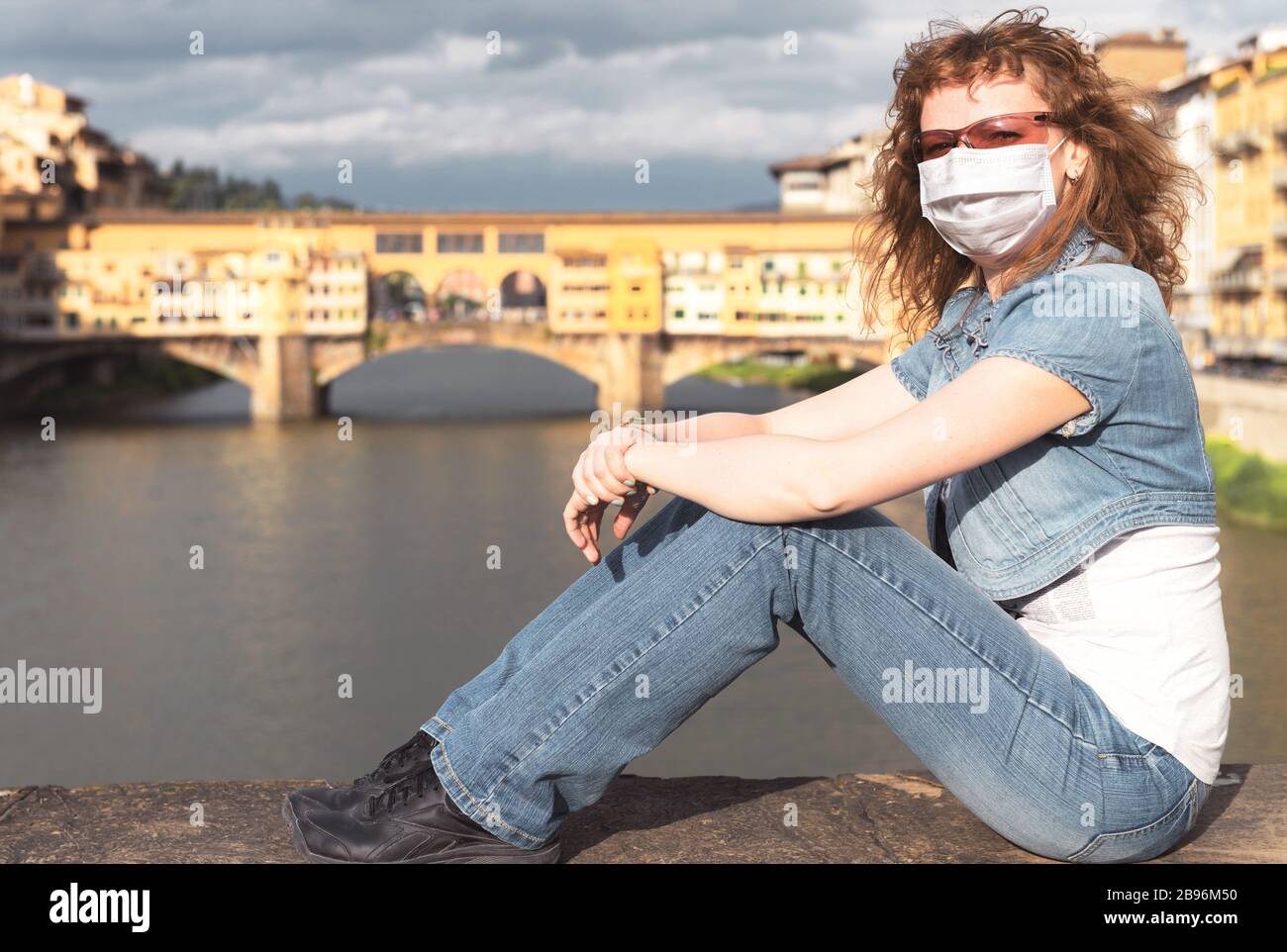 COVID-19 coronavirus in Italia, giovane donna in maschera medica facciale in via Firenze. I luoghi di interesse turistico sono chiusi a causa dell'epidemia del virus corona. Foto Stock