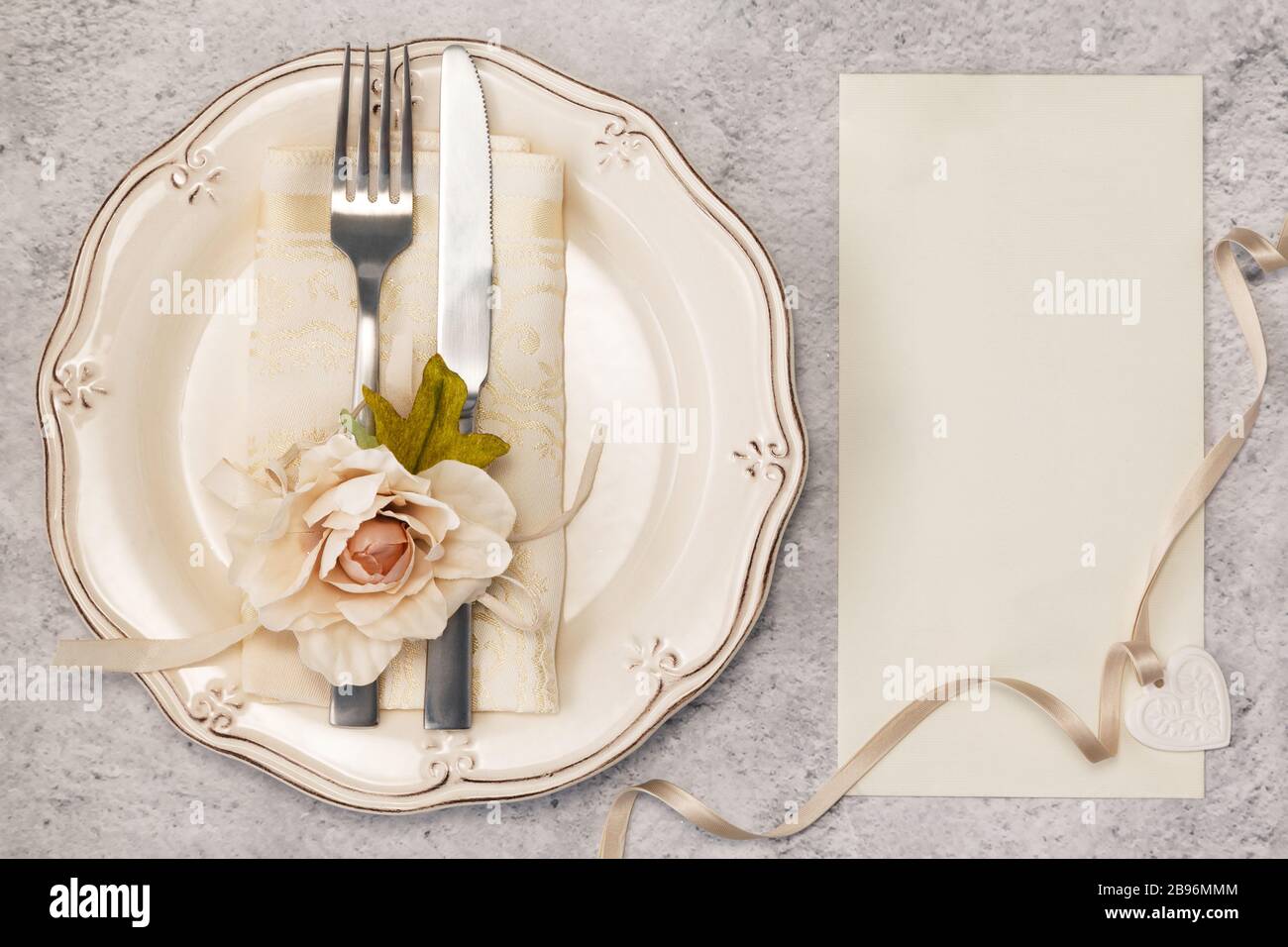 Elegante tavolo festoso con carta vuota al ristorante Foto Stock