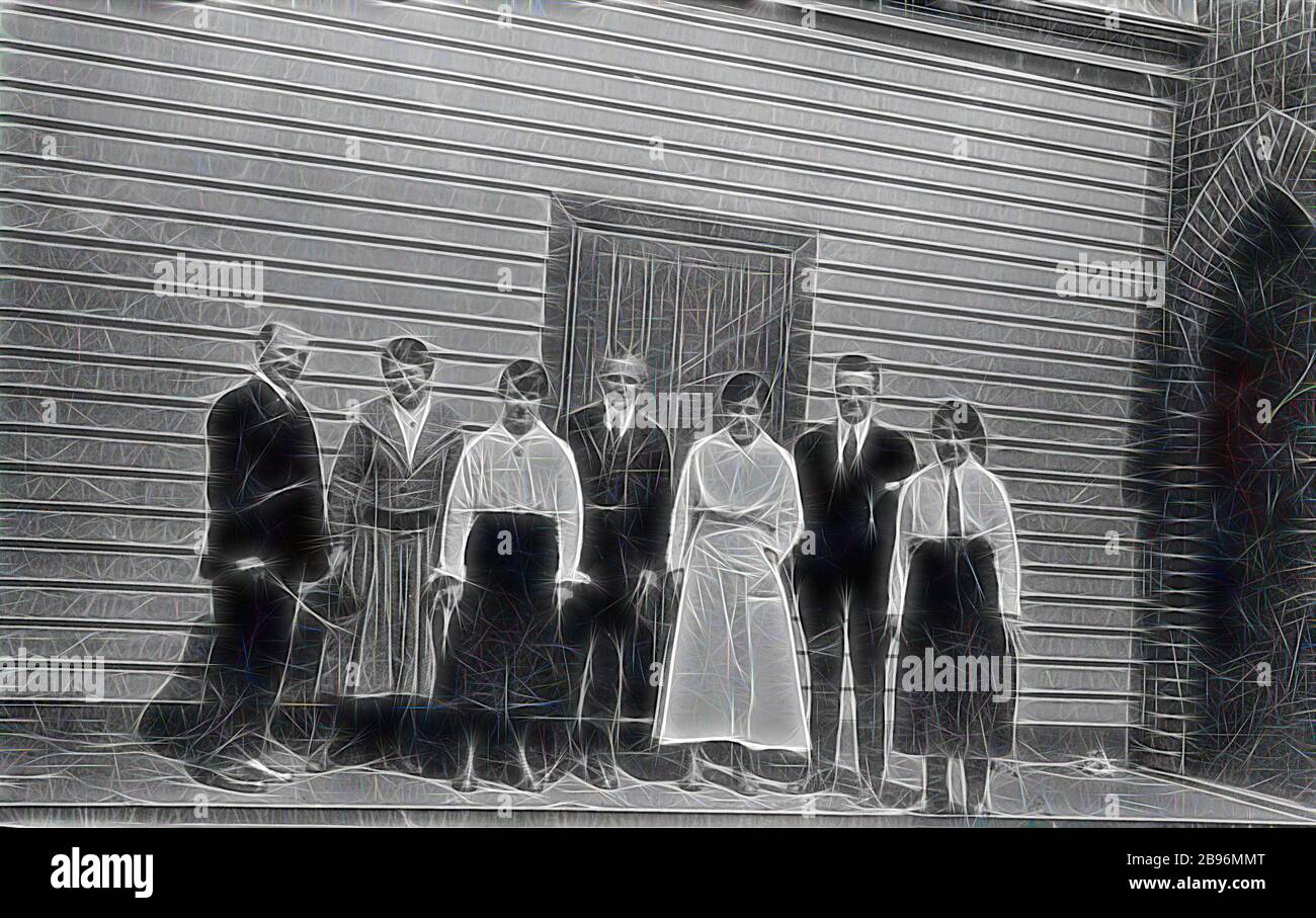 Negativo - Chilwell, Geelong, Victoria, circa 1920, un gruppo di persone fuori dalla sala della chiesa della primitiva Chiesa Metodista, Bond Street, Chilwell. Dopo la graduale Unione delle denominazioni metodiste, la chiesa si chiuse nel 1929 con la caduta del numero di congregazioni. La chiesa in mattoni, sulla destra, è stata spostata a Herne Hill, mentre la maggior parte dei membri della congregazione e della scuola domenicale hanno frequentato la Chiesa Metodista Wesleyan a Noble Street, Chilwell., Reimaged by Gibon, design di calda allegra luce incandescente e di luminosità raggi di luce radianza. Arte classica reinventata con un tocco moderno. Ispirazione fotografica Foto Stock