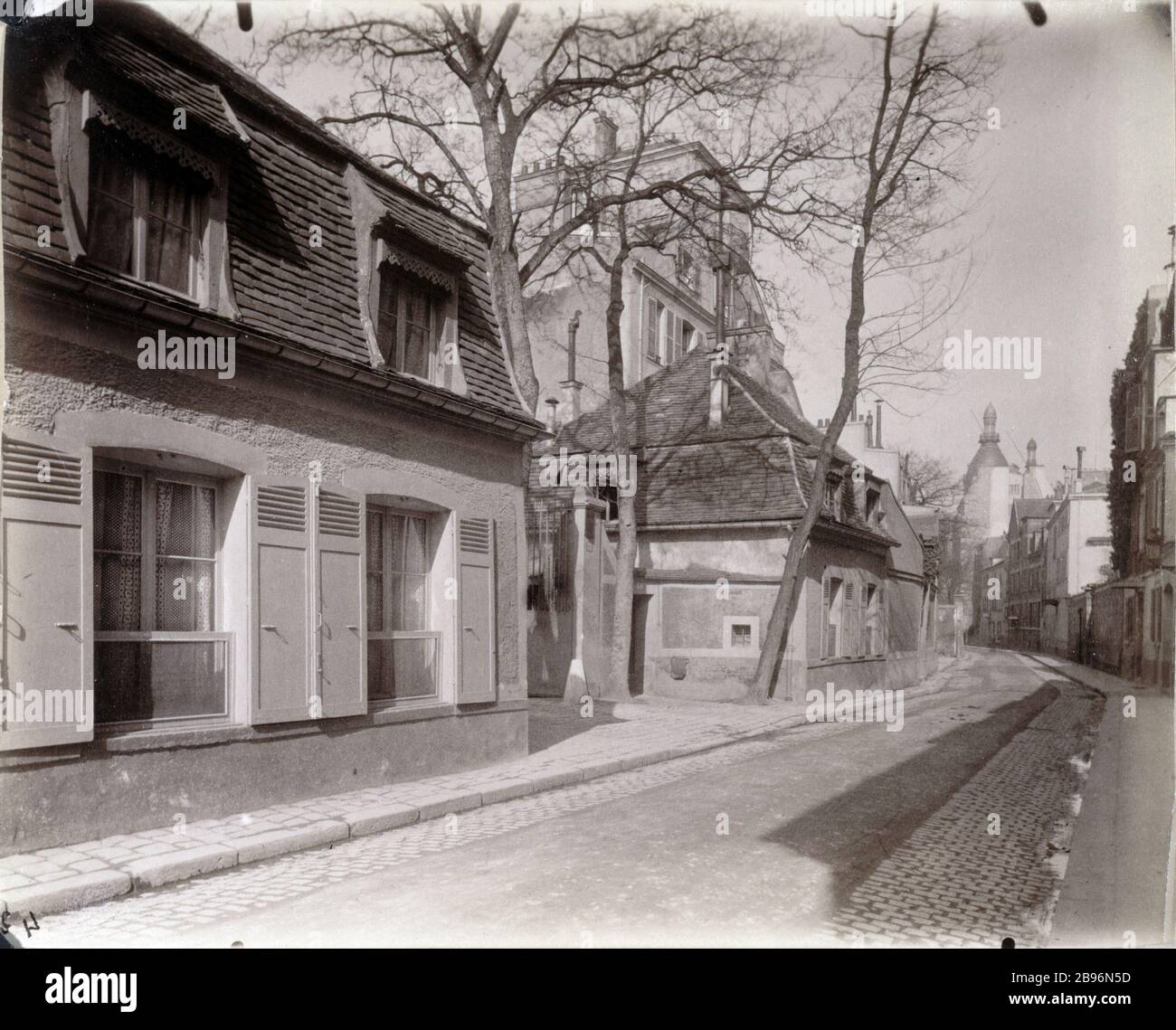 OLD HOUSE 18 RUE RAYNOUARD 'Passy, vieille maison 18 rue Raynouard'. Parigi (XVIème arr.), 1901. Photographie d'Eugène Atget (1857-1927). Parigi, musée Carnavalet. Foto Stock