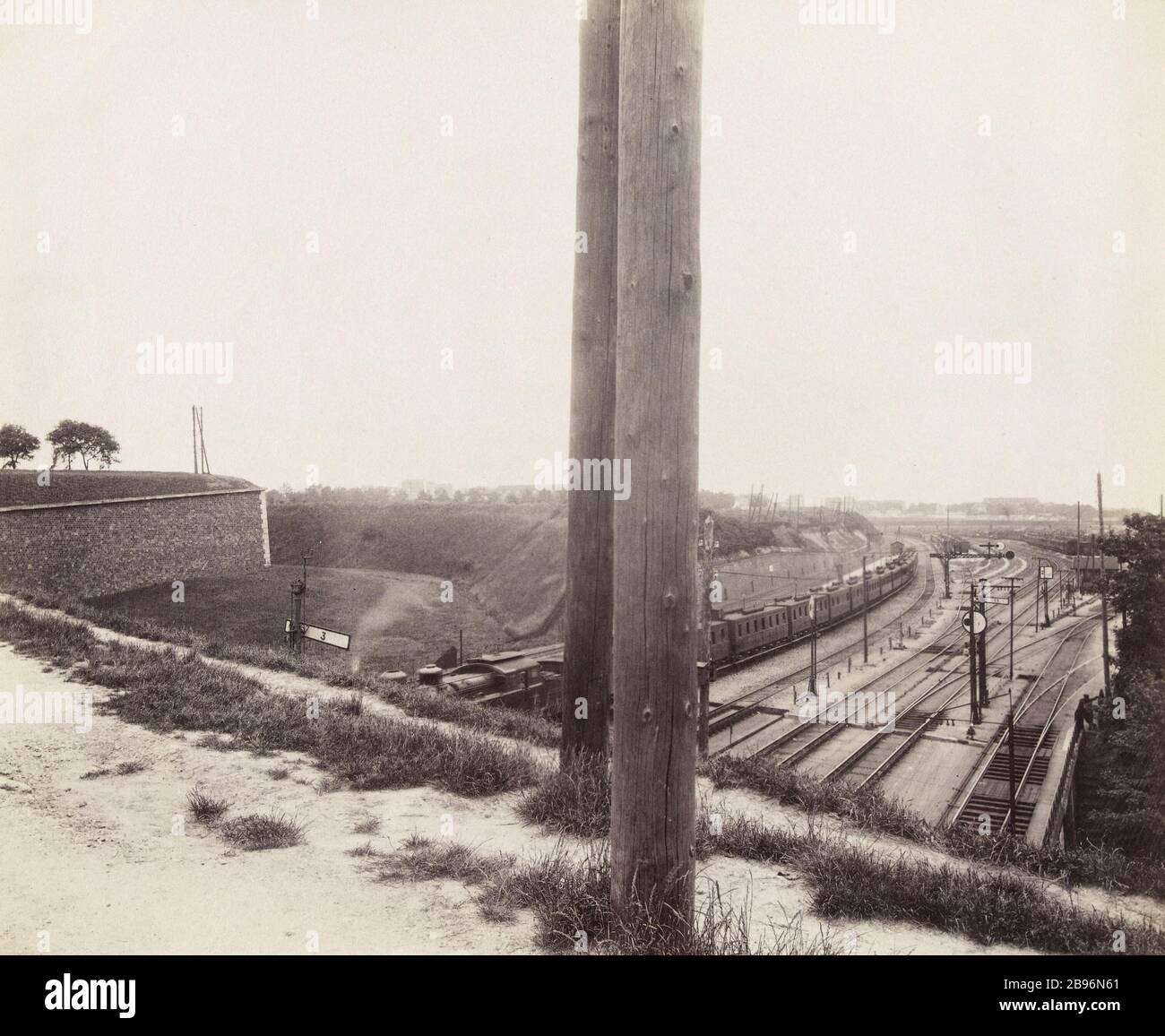 PORTA BERCY FERROVIA LIONE MEDITERRANEO LASCIANDO PARIGI, Boulevar PONIATEWSKI, 12 ° DISTRETTO, PARIGI Chemin de fer de Paris-Lyon-Méditerranée (PLM), Porte de Bercy, à la sortie de Paris, boulevard Poniatewski. Parigi (XIIème arr.), 1910-1913. Photographie d'Eugène Atget (1857-1927). Parigi, musée Carnavalet. Foto Stock
