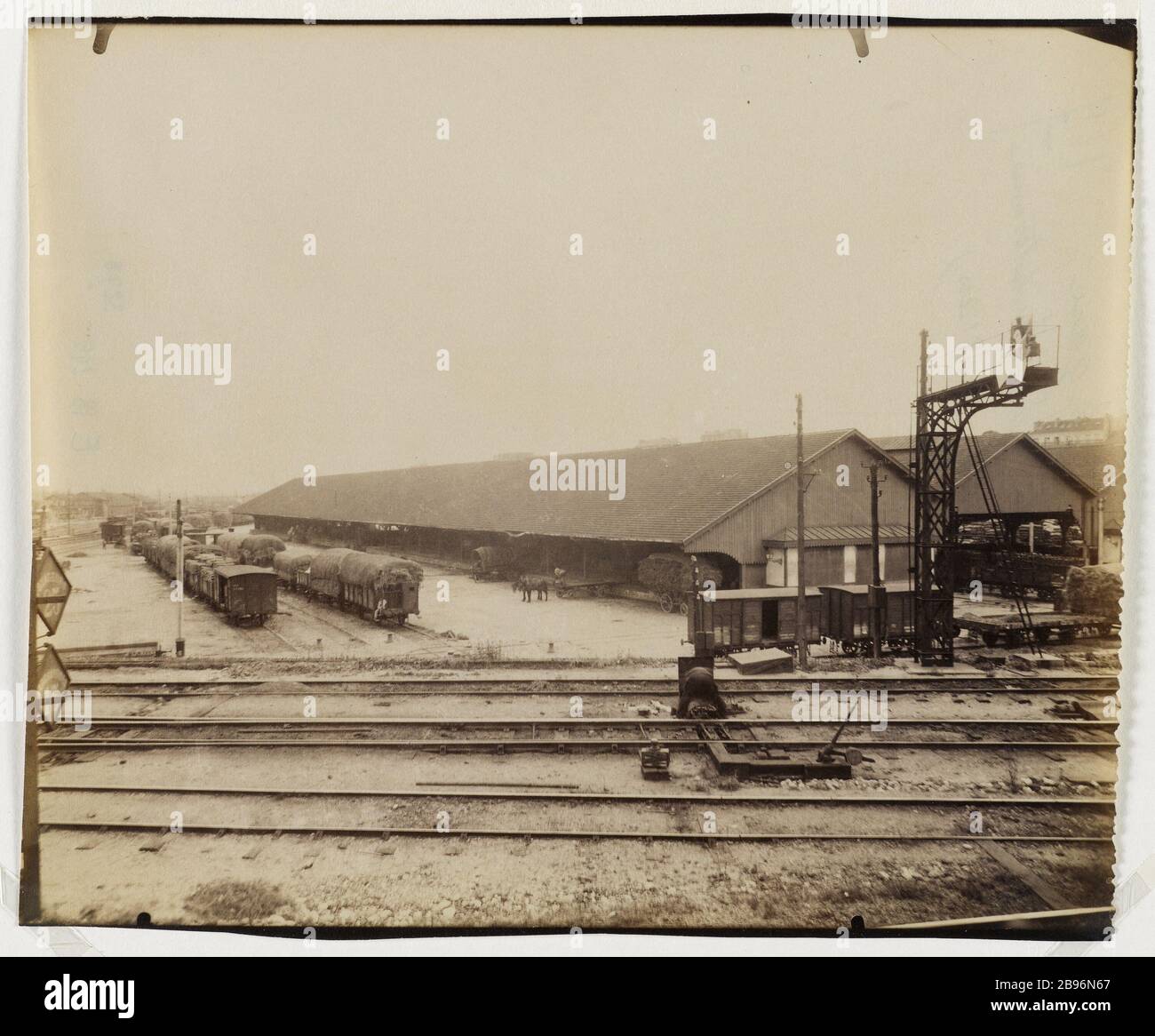 TRASPORTO FERROVIARIO LIONE-MEDITERANNEE, BERCY GATE BOULEVARD PONIATOWSKI, 12 ° DISTRETTO, PARIGI Gare de Marchanddise de Lyon-Méditerannée, porte de Bercy, boulevard Poniatowski, Parigi (XIIème arr.), 1910-1913. Photographie d'Eugène Atget (1857-1927). Parigi, musée Carnavalet. Foto Stock