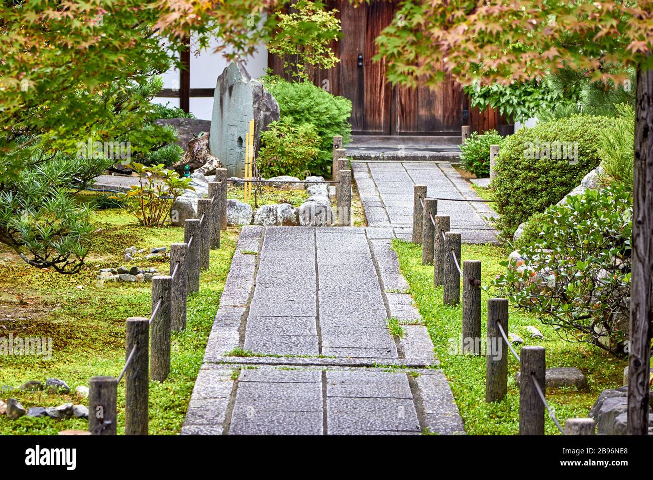 Non è un sentiero stretto nel giardino in stile giapponese Foto Stock
