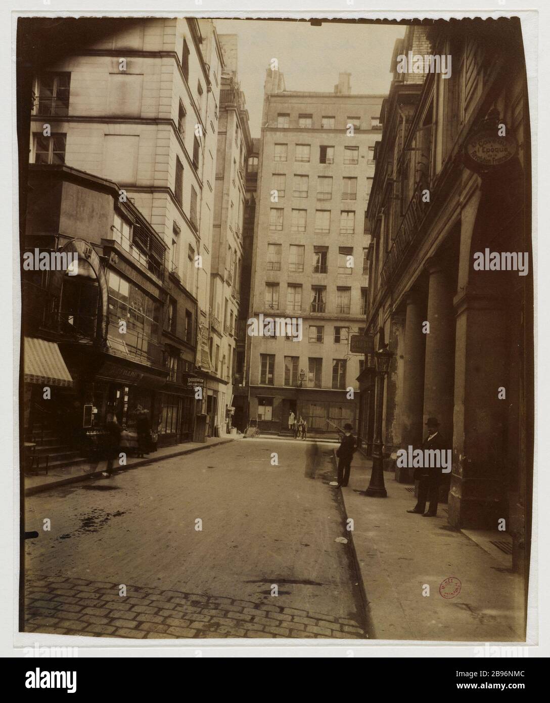 Una CASA di 9 PIANI, 48 RUE DE VALOIS PER PRENDERE LA VIA BEAUJOLAIS, 1 ° DISTRETTO, PARIS Maison à 9 étages, 48 rue de Valois, vue pry de la rue Beaujolais, Parigi (Ier arr.), 1906. Photographie d'Eugène Atget (1857-1927). Parigi, musée Carnavalet. Foto Stock
