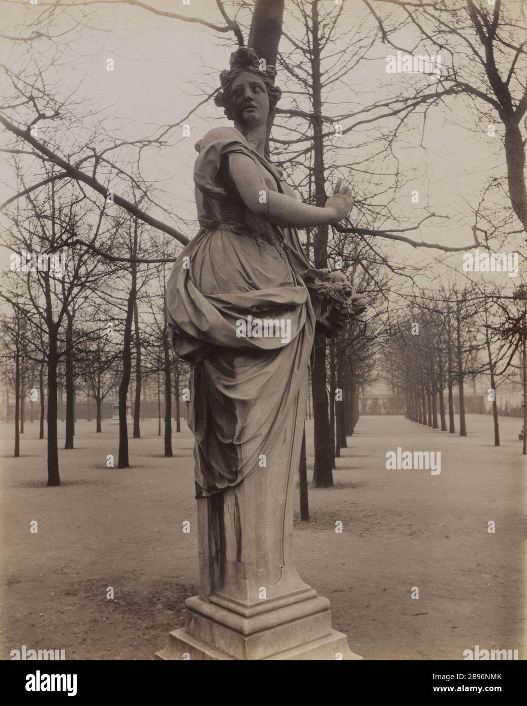 SCULTURA DI DONNA ALLEGORIE STAGIONE PRIMAVERA / POMONE / FLORA DELLO SCULTORE SLODTZ. FRANCOIS BAROIS. GIARDINO TUILERIES, 1 ° distretto, PARIGI François Barois (1656-1726). "Pomone, ou le printemps". Jardin des Tuileries. Parigi (Ier arr.), 1907. Photographie d'Eugène Atget (1857-1927). Parigi, musée Carnavalet. Foto Stock