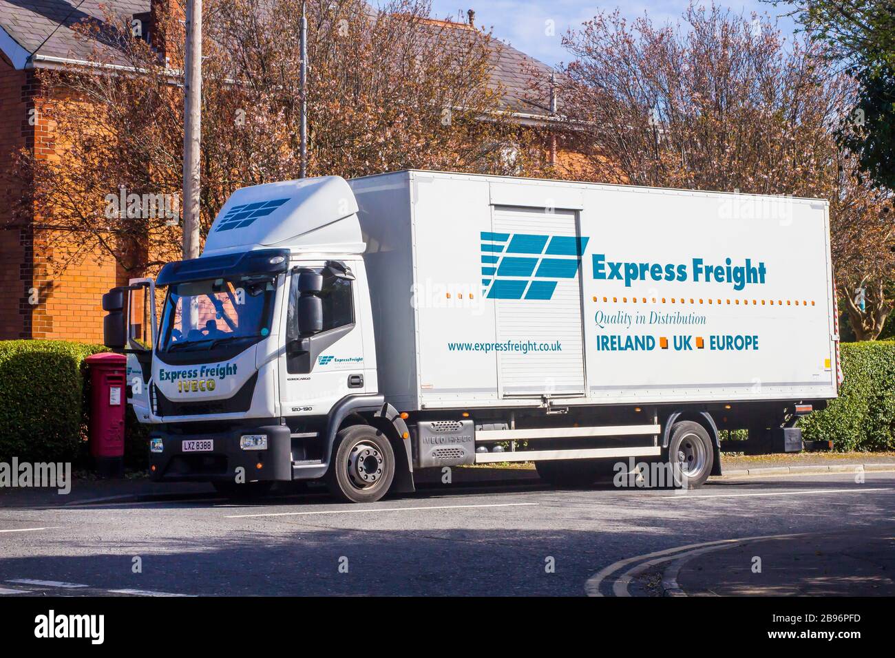 19 marzo 2020 un camion Iveco Eurocabar che effettua una consegna emergeny all'Ashley Medical Center sulla Ashley Drive Bangor County Down durante il Covid 19 e Foto Stock