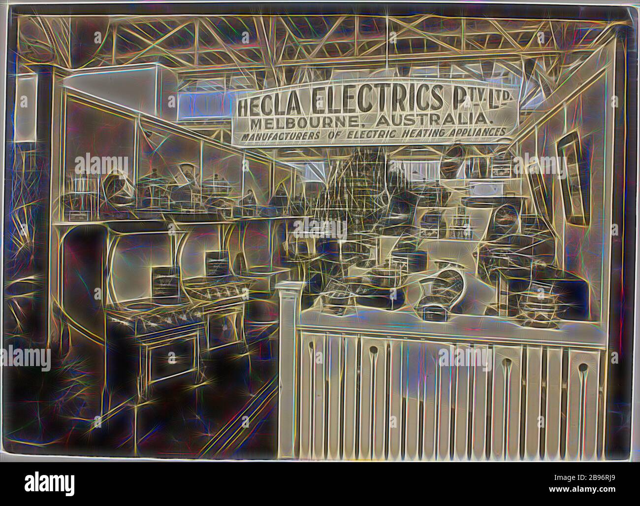 Fotografia - Hecla Electrics Pty Ltd, esposizione alla fiera, circa 1930, fotografia in bianco e nero di una esposizione di prodotti domestici Hecla circa 1930. I prodotti presentati sono principalmente utensili da cucina con alcuni piccoli riscaldatori pure. Questa fotografia è tratta da un album contenente 255 fotografie in bianco e nero raffiguranti elettrodomestici, showroom, interni di fabbrica e materiale pubblicitario relativo a Hecla Electrics Pty Ltd. Fa parte di Hecla, Reimagined by Gibon, design di calda allegra luce di luminosità e raggi di luce radianza. Arte classica reinventata con un tocco moderno. Foto Stock