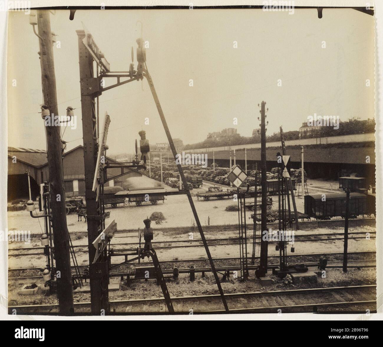 TRASPORTO FERROVIARIO LIONE-MEDITERANNEE, BERCY GATE BOULEVARD PONIATOWSKI, 12 ° DISTRETTO, PARIGI Gare de Marchanddise de Lyon-Méditerannée, porte de Bercy, boulevard Poniatowski, Parigi (XIIème arr.), 1910-1913. Photographie d'Eugène Atget (1857-1927). Parigi, musée Carnavalet. Foto Stock