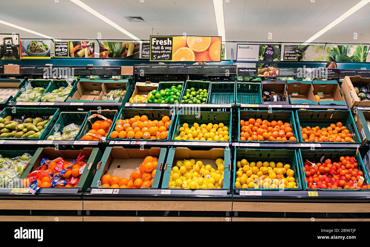 Frutta in vendita in supermercato, Penarth, Cardiff, Galles, Regno Unito Foto Stock