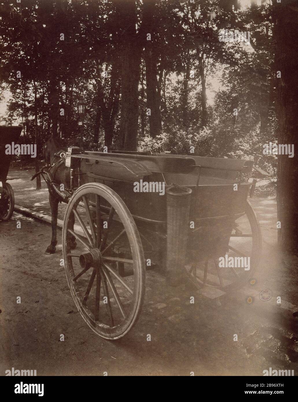 CAR WOOD DE BOULOGNE Album 'la Voiture à Paris'. Voiture au Bois de Boulogne, Parigi (XVIème arr.). Photographie d'Eugène Atget (1857-1927), 1910. Parigi, musée Carnavalet. Foto Stock