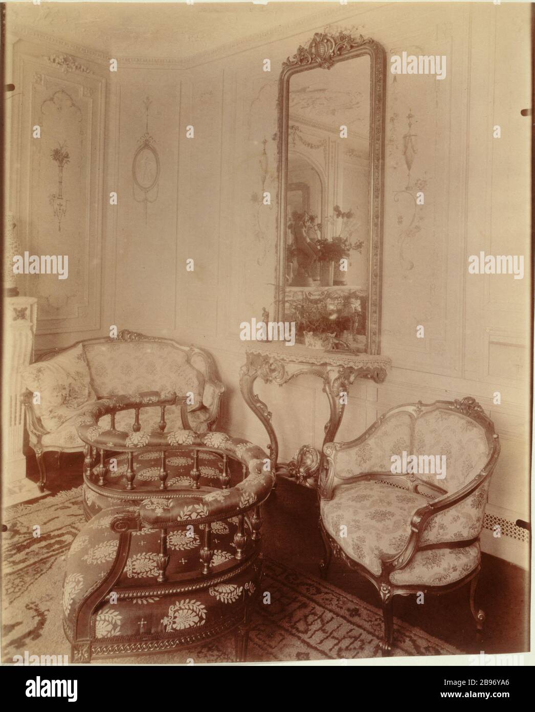 ALL'INTERNO del MR M - FINANZIARIO - AVENUE ELYSEE-RECLUS CHAMP DE MARS 'Intérieur de Monsieur M., finanziere, avenue Elisée-Reclus, Champ-de-Mars', Parigi (VIIème arr.), 1910. Photographie d'Eugène Atget (1857-1927). Parigi, musée Carnavalet. Foto Stock ALL'INTERNO del MR M - FINANZIARIO - AVENUE ELYSEE-RECLUS CHAMP DE MARS 'Intérieur de Monsieur M., finanziere, avenue Elisée-Reclus, Champ-de-Mars', Parigi (VIIème arr.), 1910. Photographie d'Eugène Atget (1857-1927). Parigi, musée Carnavalet. Foto Stock