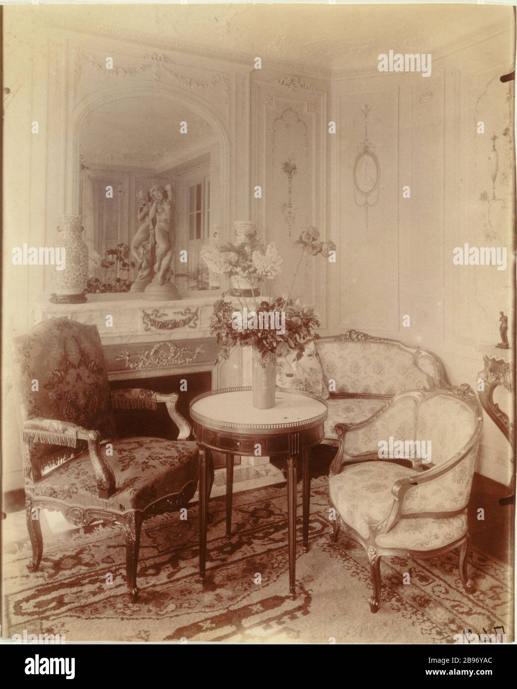 ALL'INTERNO del MR M - FINANZIARIO - AVENUE ELYSEE-RECLUS CHAMP DE MARS 'Intérieur de Monsieur M., finanziere, avenue Elisée-Reclus, Champ-de-Mars', Parigi (VIIème arr.), 1910. Photographie d'Eugène Atget (1857-1927). Parigi, musée Carnavalet. Foto Stock ALL'INTERNO del MR M - FINANZIARIO - AVENUE ELYSEE-RECLUS CHAMP DE MARS 'Intérieur de Monsieur M., finanziere, avenue Elisée-Reclus, Champ-de-Mars', Parigi (VIIème arr.), 1910. Photographie d'Eugène Atget (1857-1927). Parigi, musée Carnavalet. Foto Stock