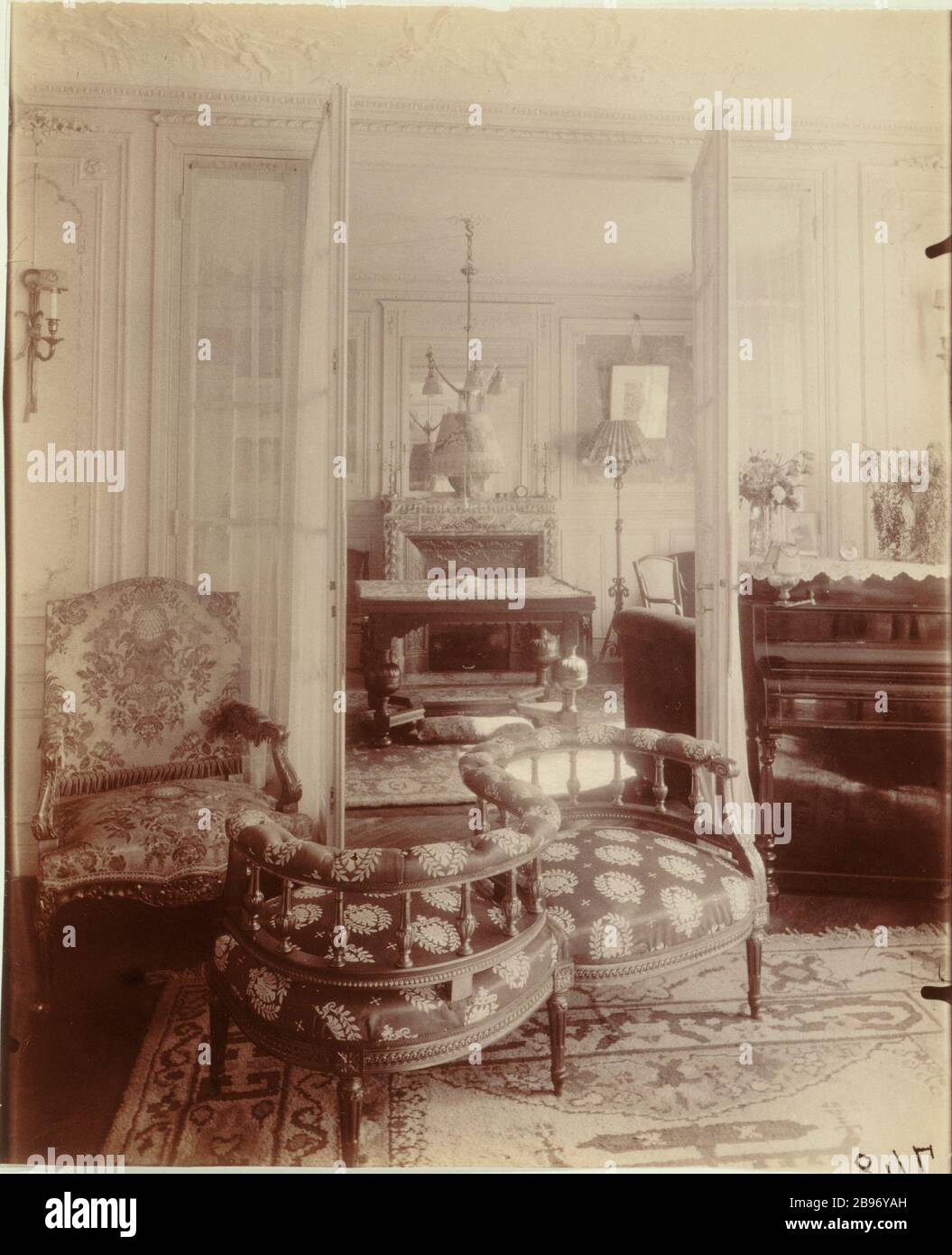 ALL'INTERNO del MR M - FINANZIARIO - AVENUE ELYSEE-RECLUS CHAMP DE MARS 'Intérieur de Monsieur M., finanziere, avenue Elisée-Reclus, Champ-de-Mars', Parigi (VIIème arr.), 1910. Photographie d'Eugène Atget (1857-1927). Parigi, musée Carnavalet. Foto Stock ALL'INTERNO del MR M - FINANZIARIO - AVENUE ELYSEE-RECLUS CHAMP DE MARS 'Intérieur de Monsieur M., finanziere, avenue Elisée-Reclus, Champ-de-Mars', Parigi (VIIème arr.), 1910. Photographie d'Eugène Atget (1857-1927). Parigi, musée Carnavalet. Foto Stock