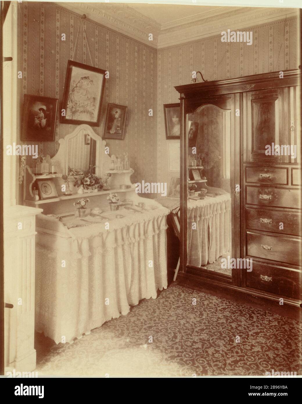 ALL'INTERNO del MR M - FINANZIARIO - AVENUE ELYSEE-RECLUS CHAMP DE MARS 'Intérieur de Monsieur M., finanziere, avenue Elisée-Reclus, Champ-de-Mars', Parigi (VIIème arr.), 1910. Photographie d'Eugène Atget (1857-1927). Parigi, musée Carnavalet. Foto Stock ALL'INTERNO del MR M - FINANZIARIO - AVENUE ELYSEE-RECLUS CHAMP DE MARS 'Intérieur de Monsieur M., finanziere, avenue Elisée-Reclus, Champ-de-Mars', Parigi (VIIème arr.), 1910. Photographie d'Eugène Atget (1857-1927). Parigi, musée Carnavalet. Foto Stock