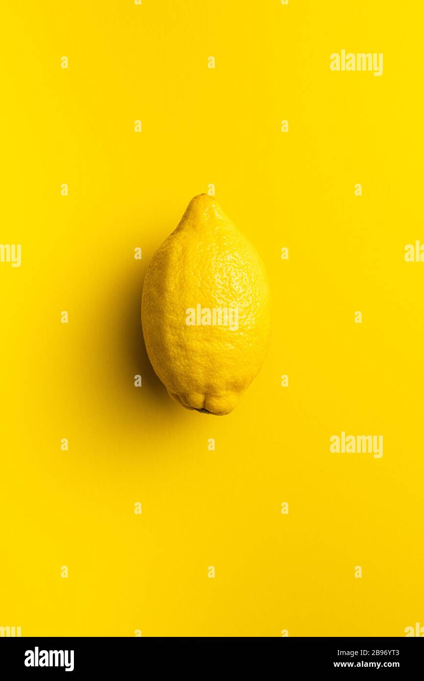 Limone giallo su sfondo giallo. Vista dall'alto. Foto Stock