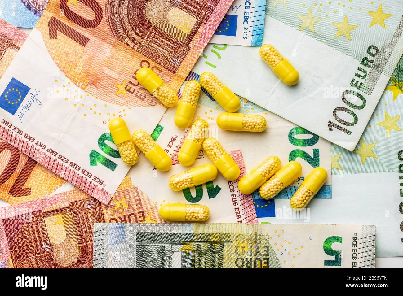 Pillole e denaro in euro. Concetto di assistenza sanitaria. Vista dall'alto. Foto Stock
