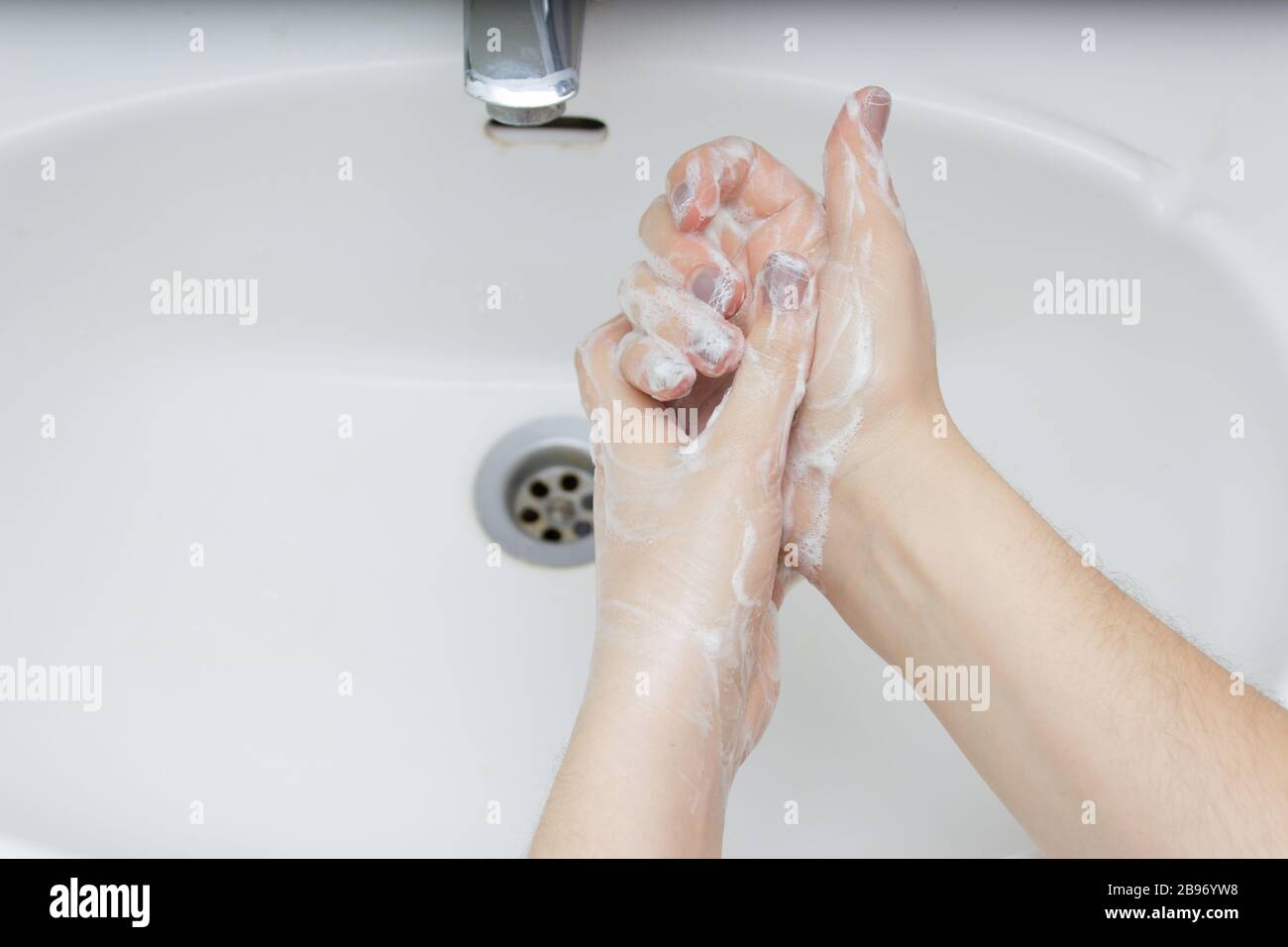 Igiene. Pulizia delle mani. Lavando le mani sul lavandino. Foto Stock