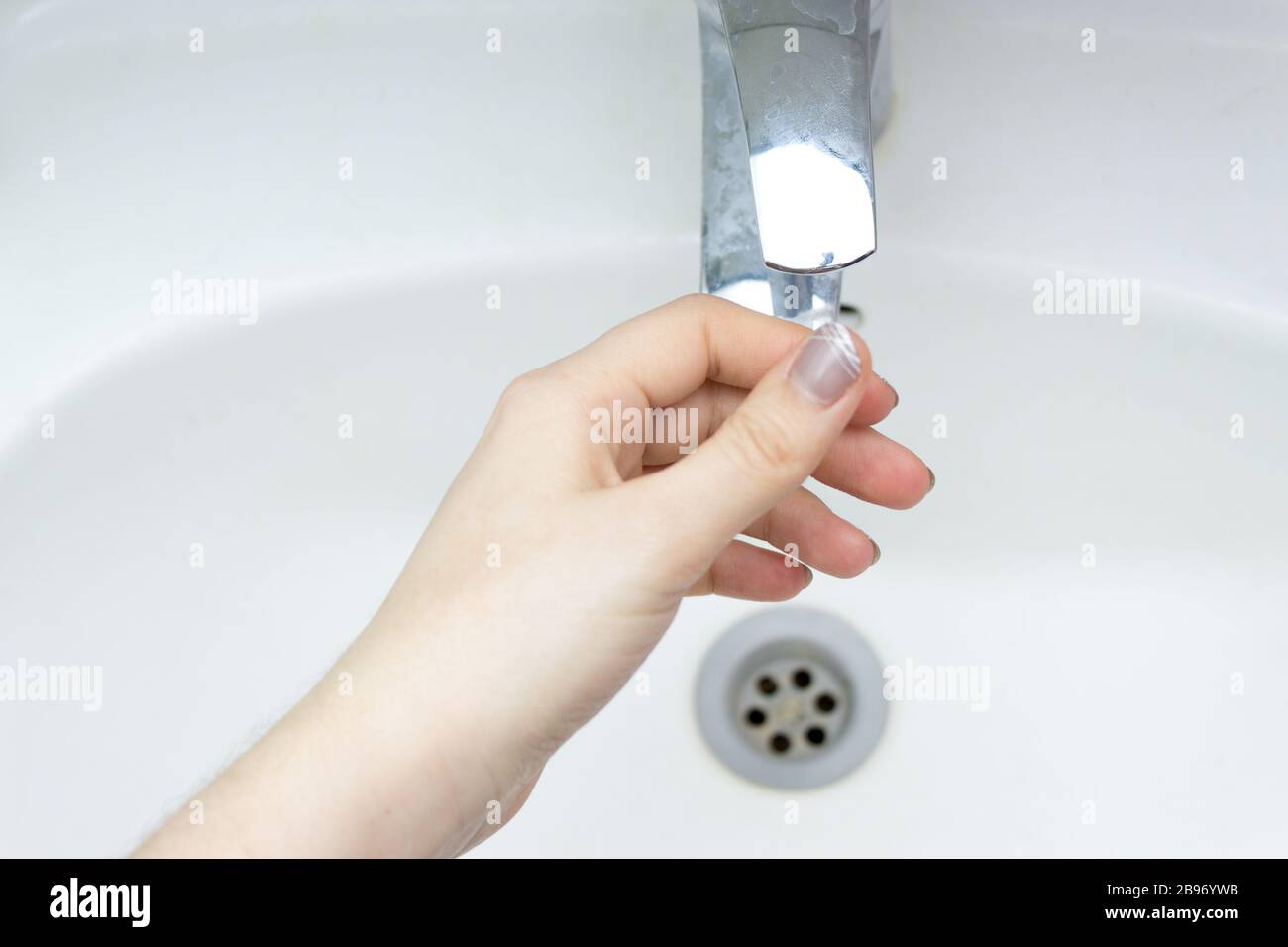 Corona virus Travel prevenzione uomo mostrando igiene delle mani lavando le mani con sapone in acqua calda per coronavirus germi diffusione protezione. Foto Stock