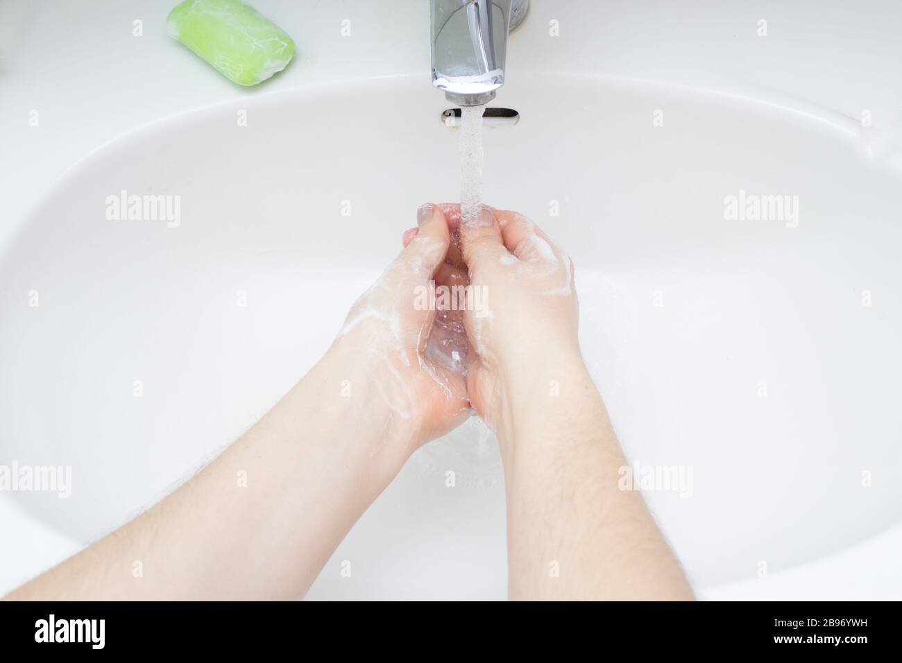 Donna lavando le mani con detergente antibatterico. Concetto di igiene. Foto Stock