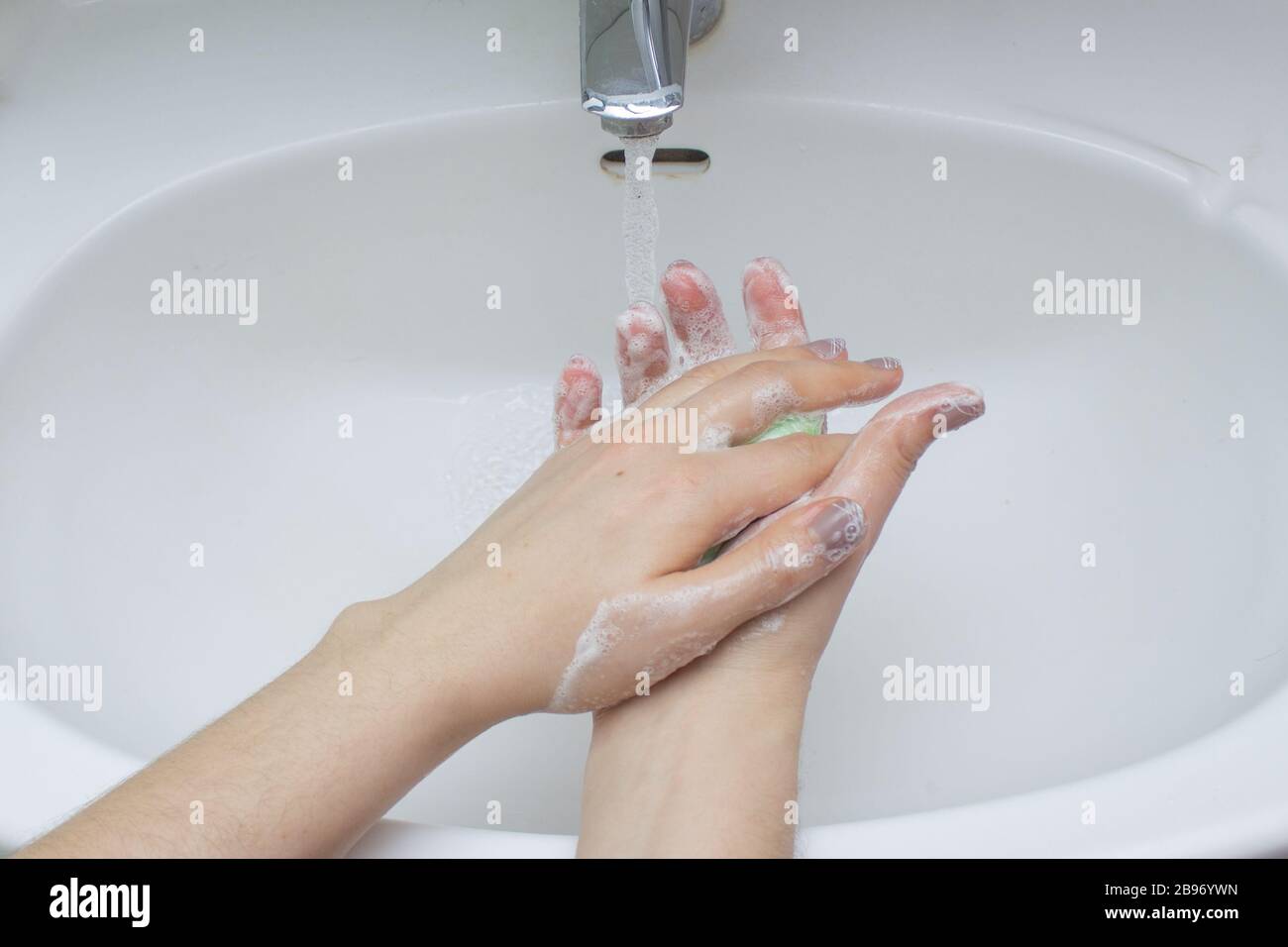 Igiene. Pulizia delle mani. Lavando le mani sul lavandino. Foto Stock