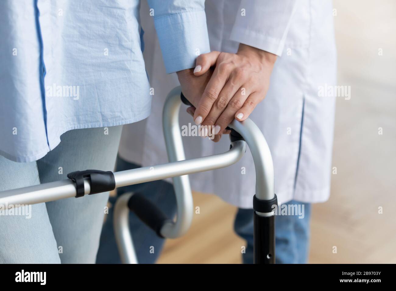 Donna medico assistenza disabili vecchia signora paziente Foto Stock