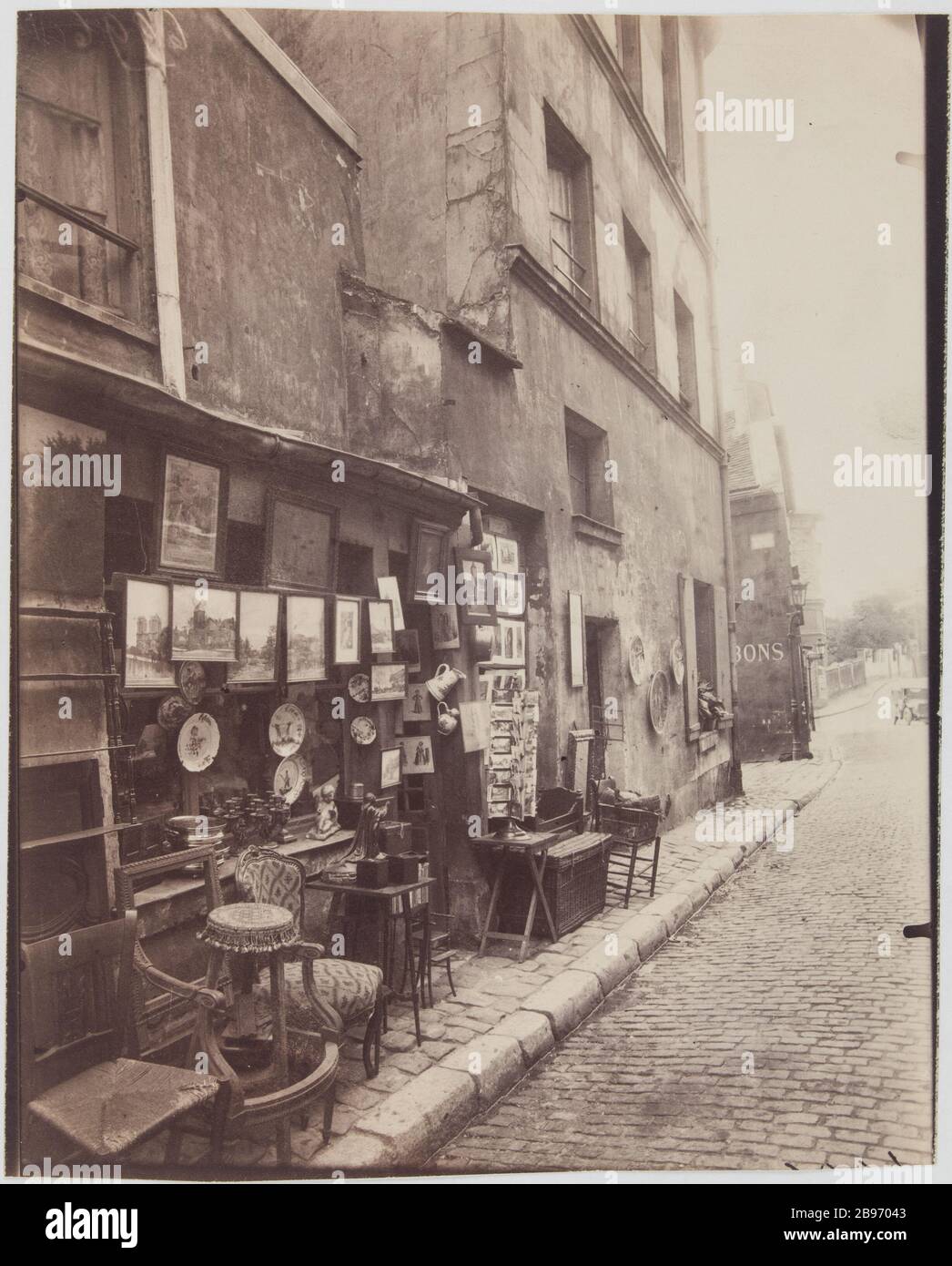 Norvins Street. Boutique, Norvins Street, 18 ° arrondissement, Parigi 'Boutique, rue Norvins, Parigi (XVIIIème arr.)'. Photographie d'Eugène Atget (1857-1927). Tappeto albuminato di tirage papier. Parigi, musée Carnavalet. Foto Stock