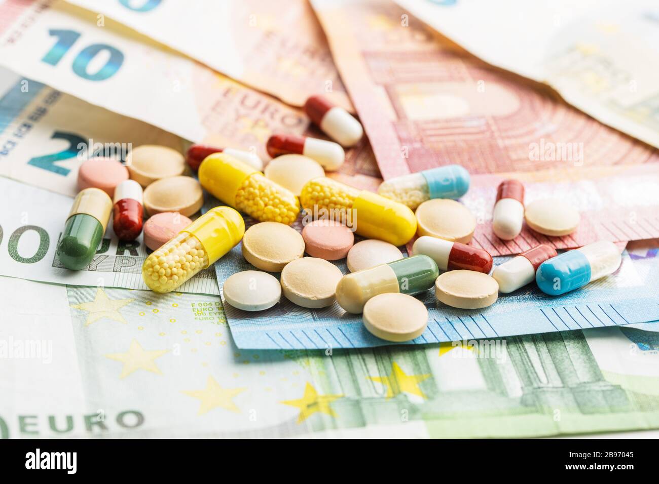 Siringa e denaro in euro. Concetto sanitario e aziendale. Foto Stock