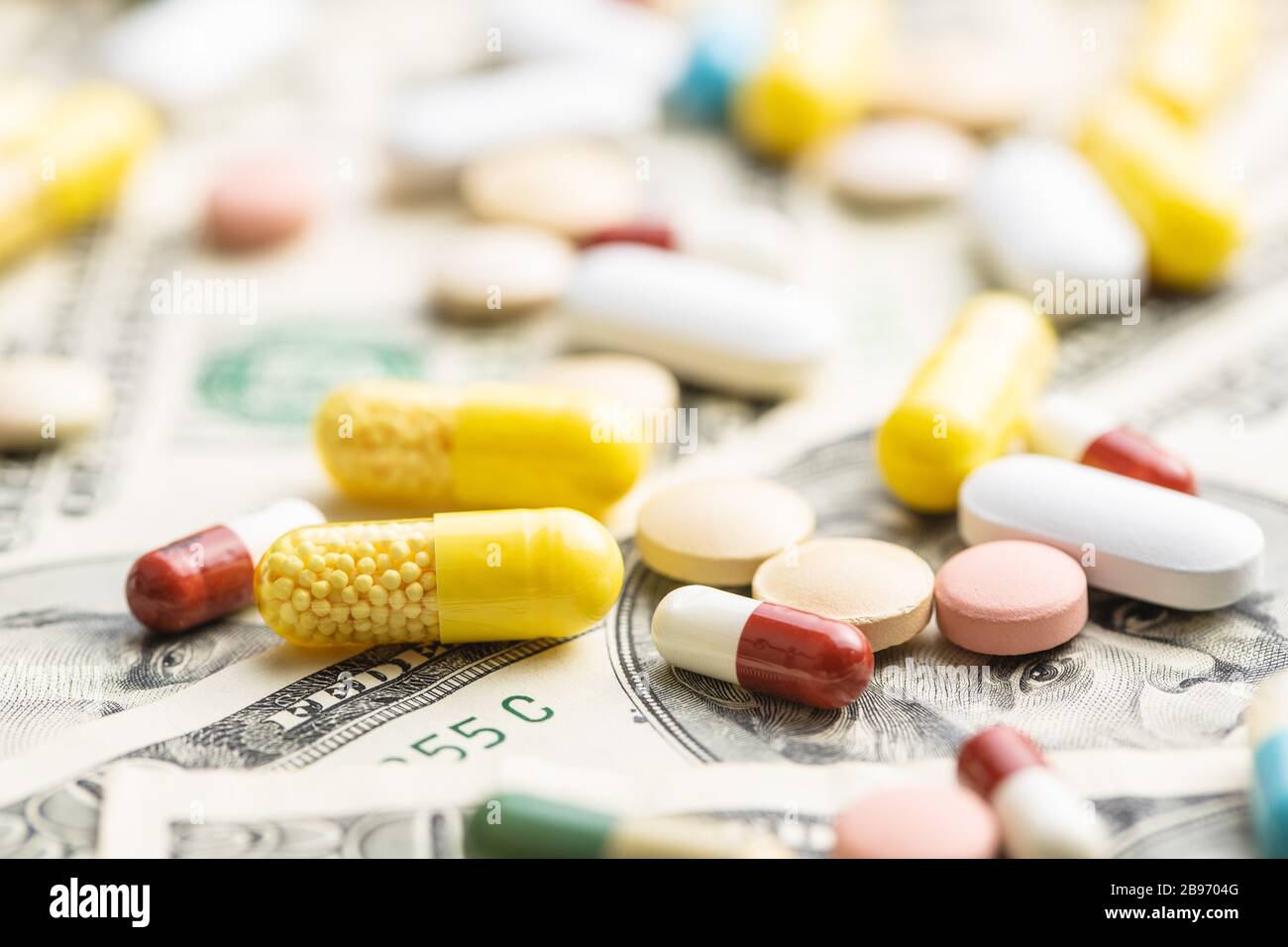 Pillole e dollari usa denaro. Concetto sanitario e concetto aziendale. Foto Stock