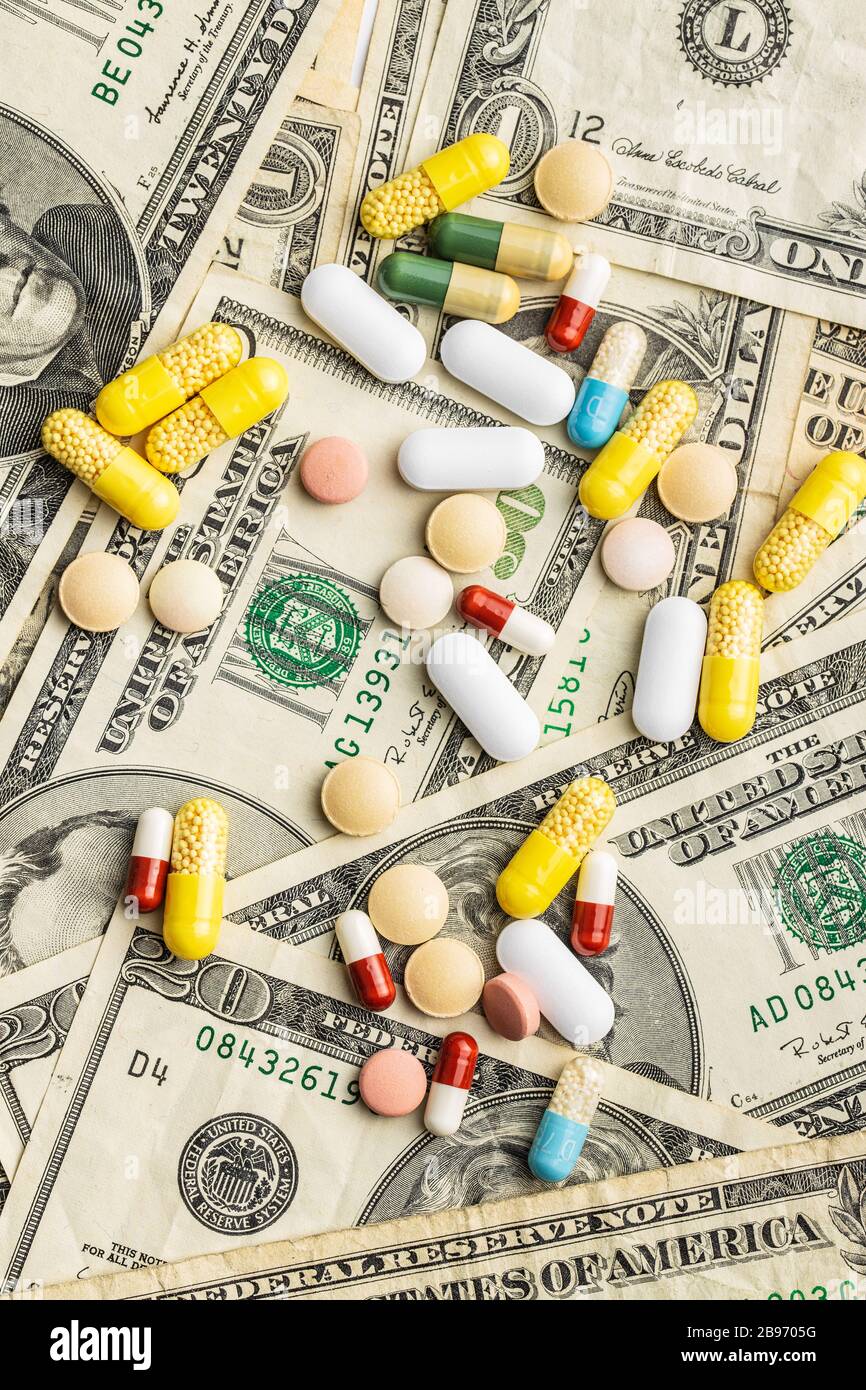 Pillole e dollari usa denaro. Concetto di assistenza sanitaria. Vista dall'alto. Foto Stock