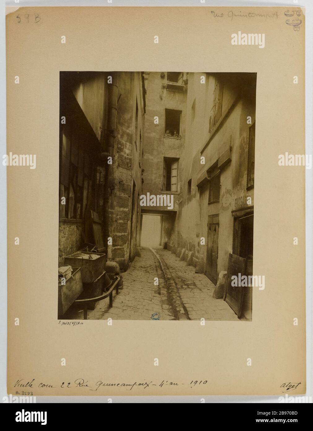 OLD COURT, 22 RUE QUINCAMPOIX, 4 ° DISTRETTO, PARIS Vieille cour, 22 rue Quincampoix, Parigi (IVème arr.), 1908-1910. Photographie d'Eugène Atget (1857-1927). Parigi, musée Carnavalet. Foto Stock