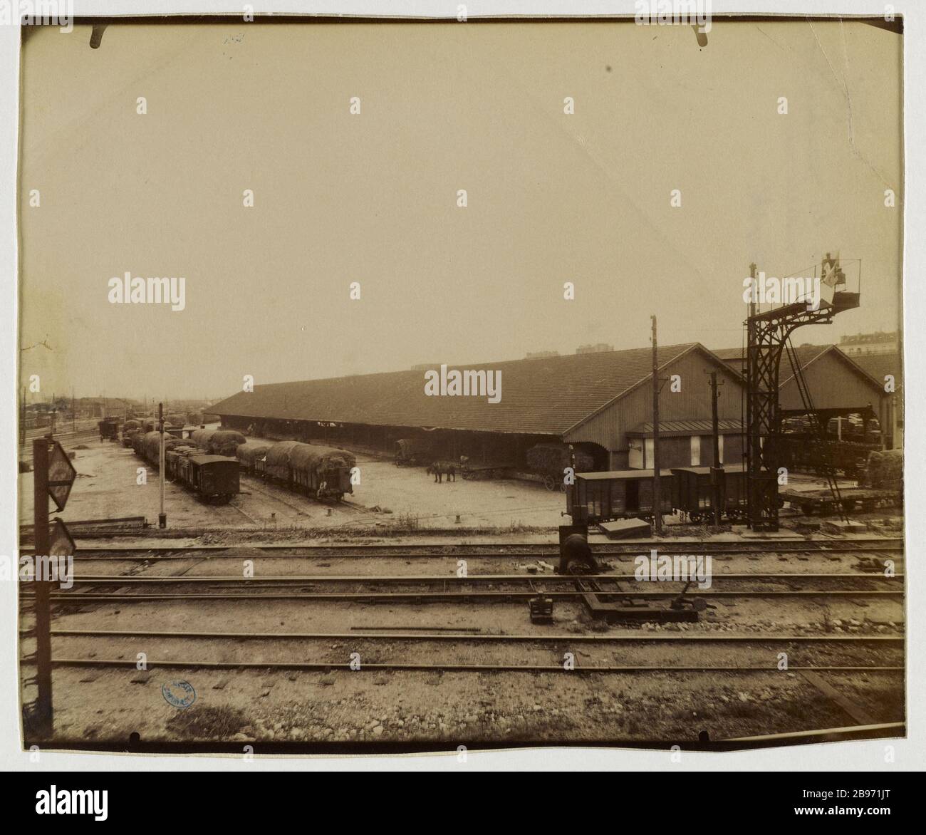 PORTA LINEA FERROVIARIA DI BERCY LIONE MEDITERRANEO LASCIANDO PARIGI, ZONA FORTIFICAZIONI BOULEVARD PONIATOWSKI, 12 ° DISTRETTO, PARIGI Porte de Bercy, chemin de fer de la ligne Lyon Méditerranée, la sortie de Paris, zone de fortificazioni, boulevard Poniatowski. Parigi (XIIème arr.), 1910-1913. Photographie d'Eugène Atget (1857-1927). Parigi, musée Carnavalet. Foto Stock