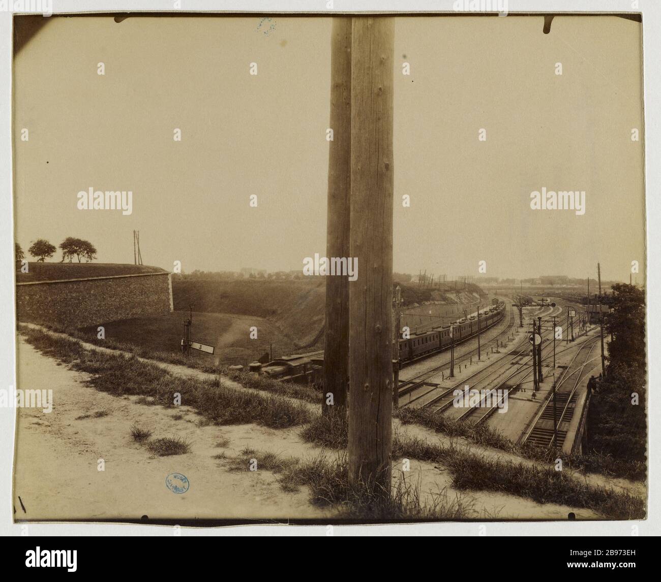 PORTA LINEA FERROVIARIA DI BERCY LIONE MEDITERRANEO LASCIANDO PARIGI, ZONA FORTIFICAZIONI BOULEVARD PONIATOWSKI, 12 ° DISTRETTO, PARIGI Porte de Bercy, chemin de fer de la ligne Lyon Méditerranée, la sortie de Paris, zone de fortificazioni, boulevard Poniatowski. Parigi (XIIème arr.), 1910-1913. Photographie d'Eugène Atget (1857-1927). Parigi, musée Carnavalet. Foto Stock