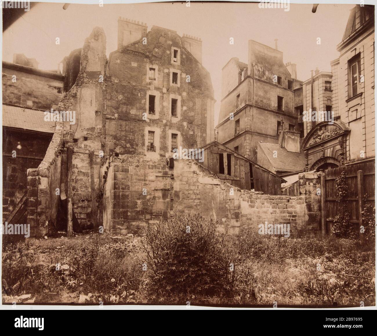 Il St Julien / Vista dai poveri / cortile dell'ex Hotel / Dio. Rue Saint-Julien-le-Poor, vista dal cortile dell'ex Hotel-Dieu (Isaac hotel Laffemas), 5 ° arrondissement, Parigi 'la rue Saint-Julien-le-Pauvre, vue pry de la cour de l'ancien Hotel-Dieu (Hôtel d'Isaac de Laffemas), Parigi (Vème arr.)'. Photographie d'Eugène Atget (1857-1927). Tirage papier albuminé. Parigi, musée Carnavalet. Foto Stock