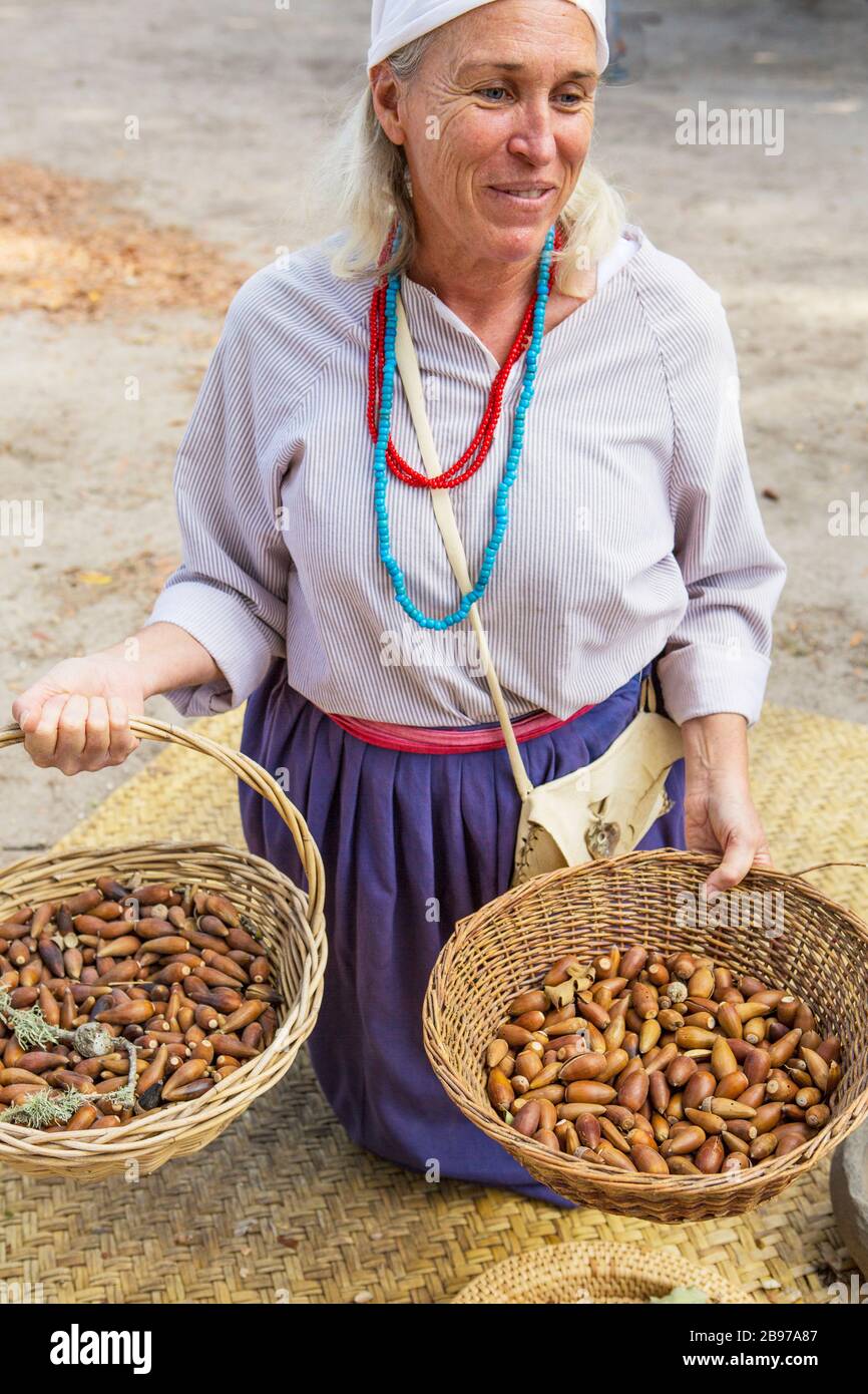Cesti di ghiande, Chumash cibo indiano, tenuto da Docent, la Purisima Mission state Historic Park, Lompoc, California Foto Stock