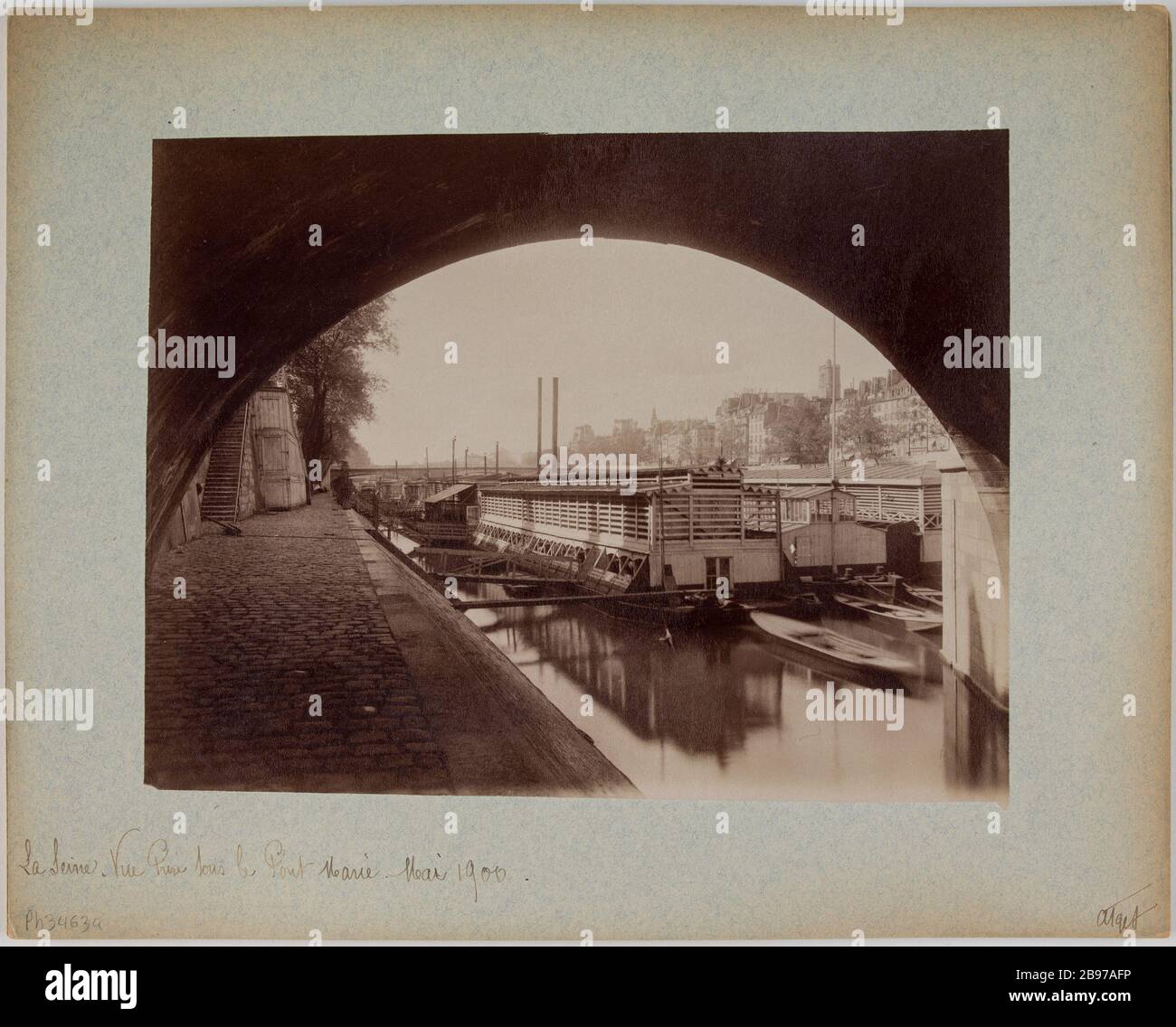 La Senna - Vista sotto il Pont Marie - Maggio 1900. La Senna, sparando sotto il Pont Marie al Municipio di Quai d'Anjou, 4 ° arrondissement, Parigi 'la Seine, vue pry sous le Pont Marie, du quai d'Anjou vers l'Hôtel de Ville, Parigi (IVème arr.)'. Photographie d'Eugène Atget (1857-1927). Tirage papier albuminé. Maggio 1900. Parigi, musée Carnavalet. Foto Stock