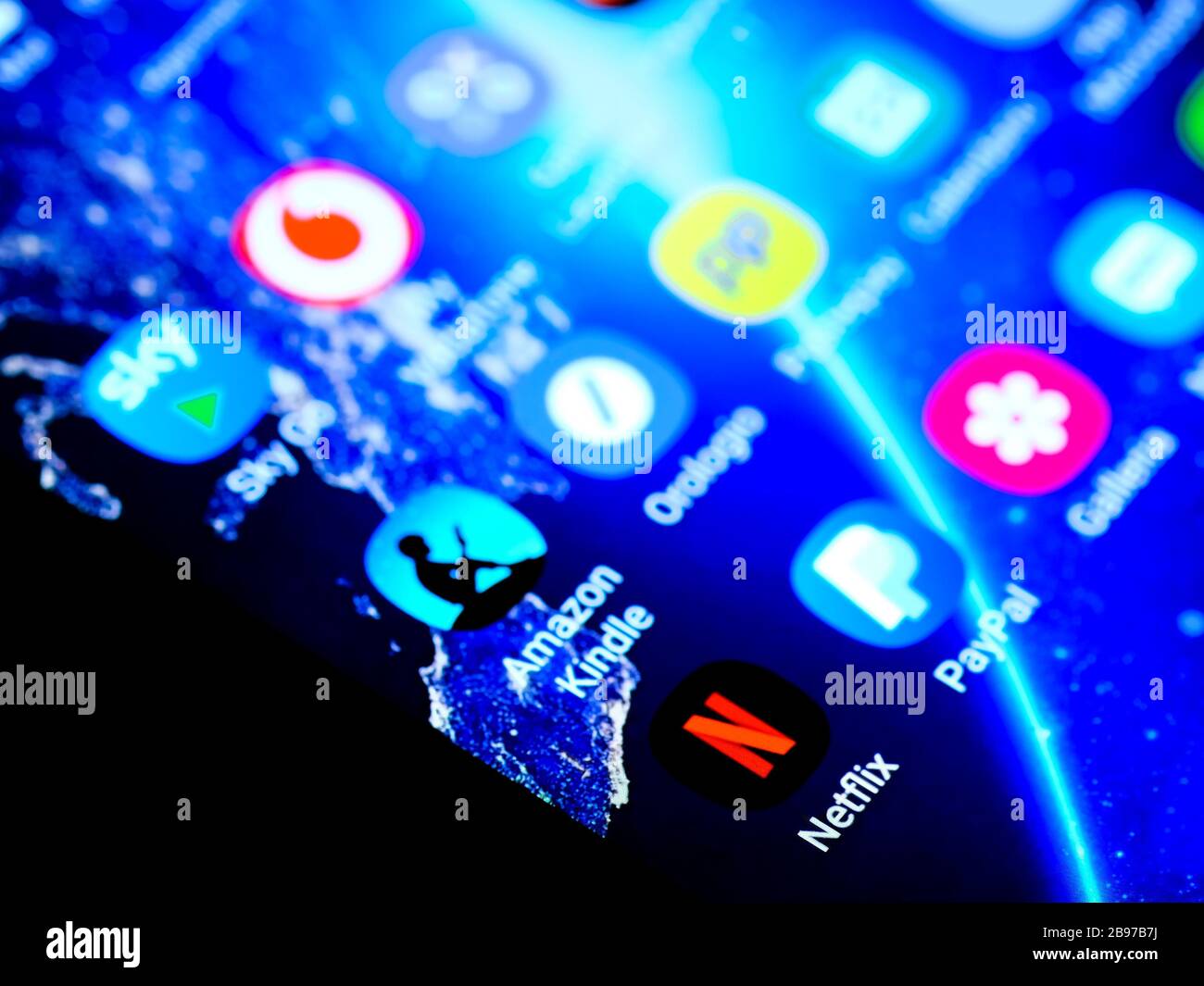 Visualizzazione dell'icona dell'app netflix su uno smartphone,piattaforma di streaming video digitale Foto Stock