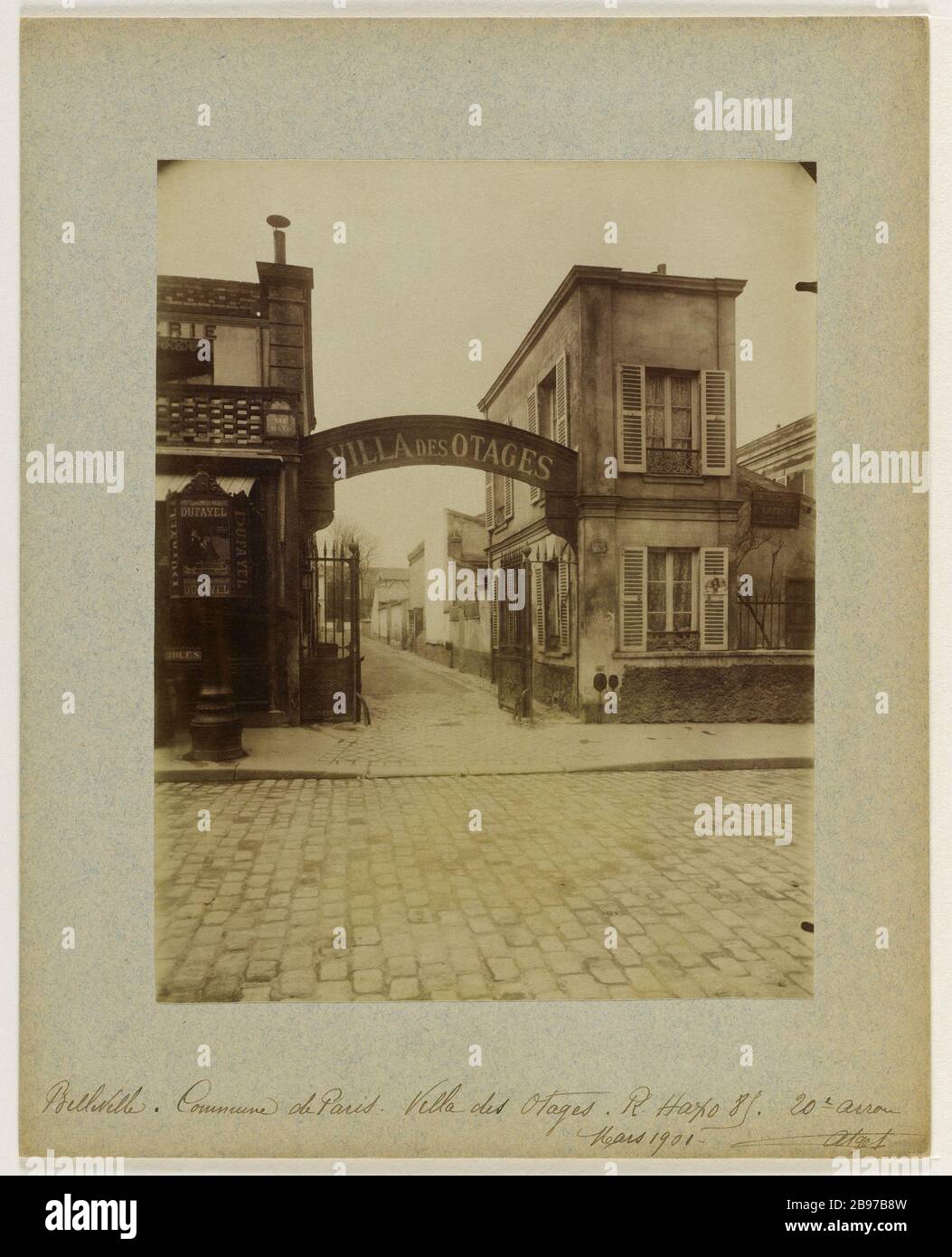 INGRESSO DELLA VILLA DEGLI OSTAGGI, BELLEVILLE, COMUNE DI PARIGI, 85 RUE HAXO, 20 ° DISTRETTO, PARIGI Entrée de la villa des Otages, Belleville, comune di Parigi, 85 rue Haxo. Parigi (XXème arr.), Mars 1901. Photographie d'Eugène Atget (1857-1927). Parigi, musée Carnavalet. Foto Stock