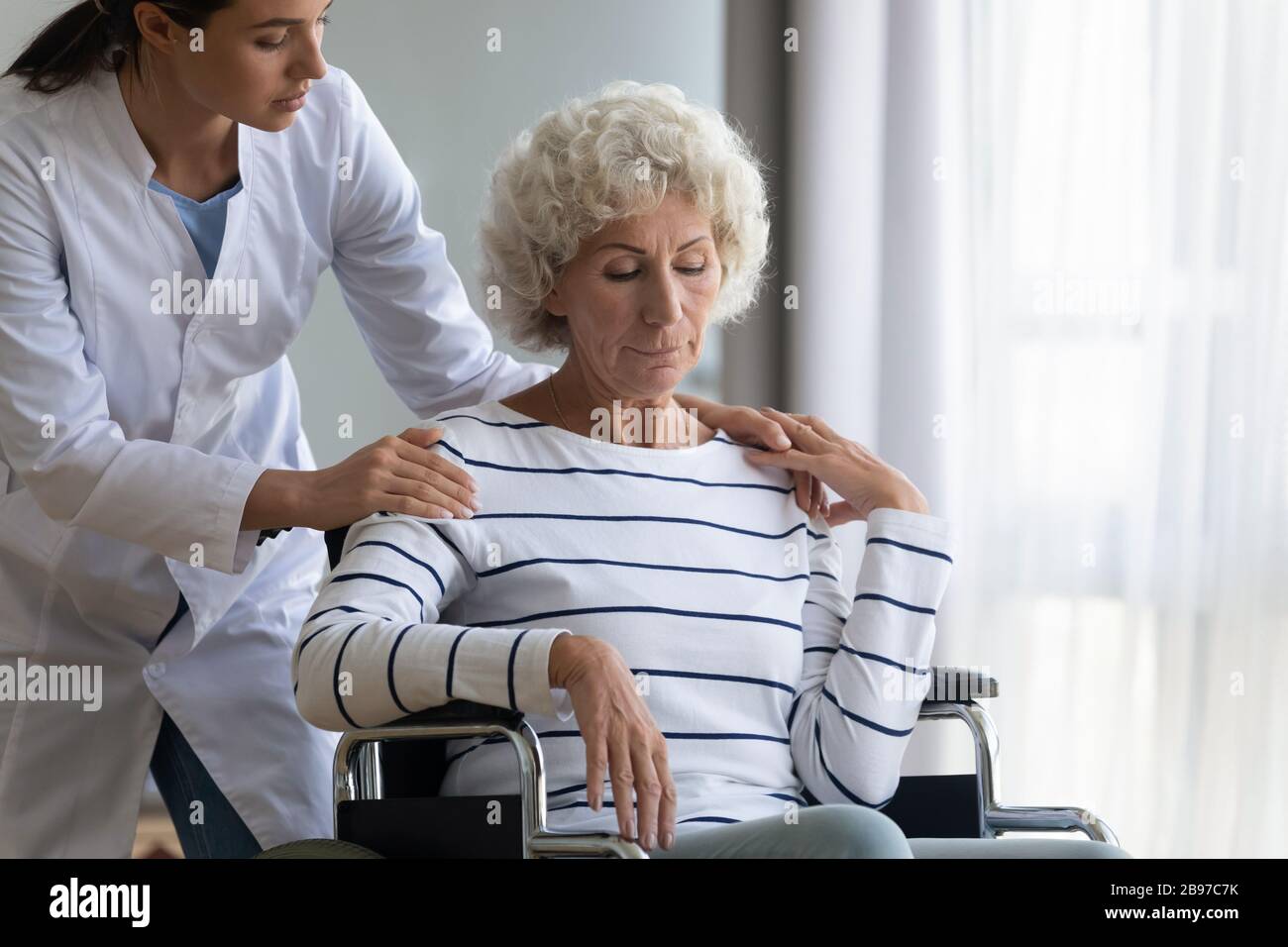 Infermiere di supporto prendersi cura di donne anziane disabili Foto Stock
