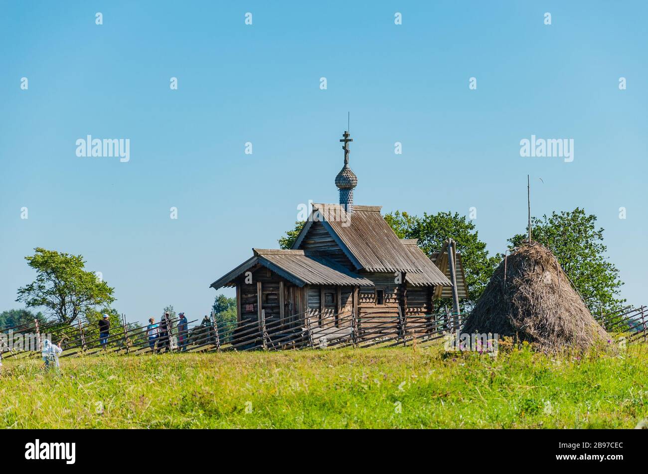Isola di Kizhi, Russia - 07.19.2018: La Chiesa della Risurrezione di Lazzaro è una delle più antiche strutture lignee sopravvissute ai nostri tempi. Foto Stock