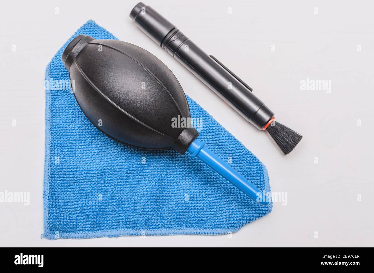 Strumenti professionali per la cura dell'ottica, attrezzature fotografiche e video su sfondo bianco, accessori per fotografi, pulizia professionale degli obiettivi Foto Stock