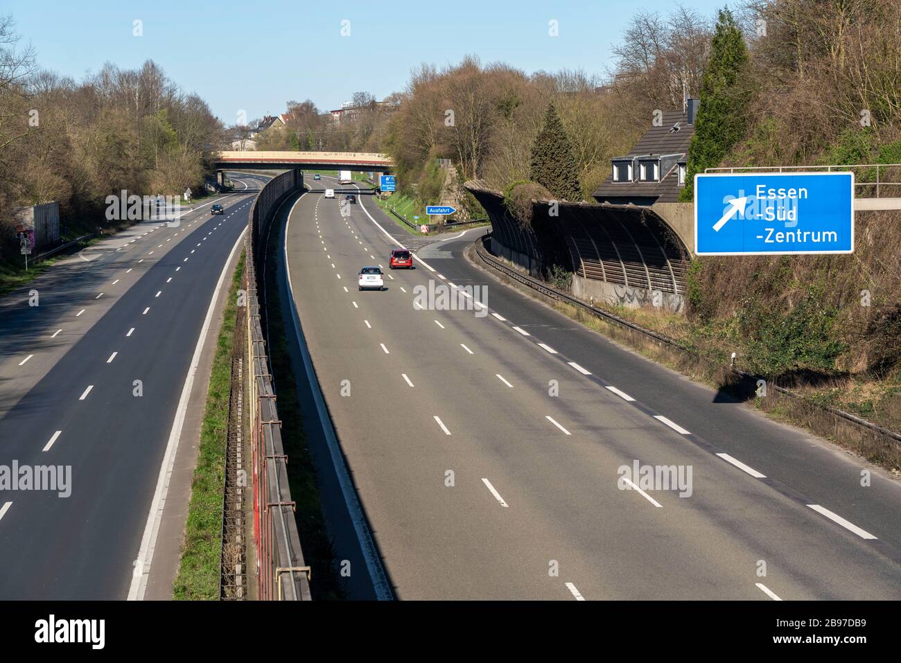 Effetti della pandemia di coronavirus in Germania, Essen, autostrada A52 vuota; Foto Stock