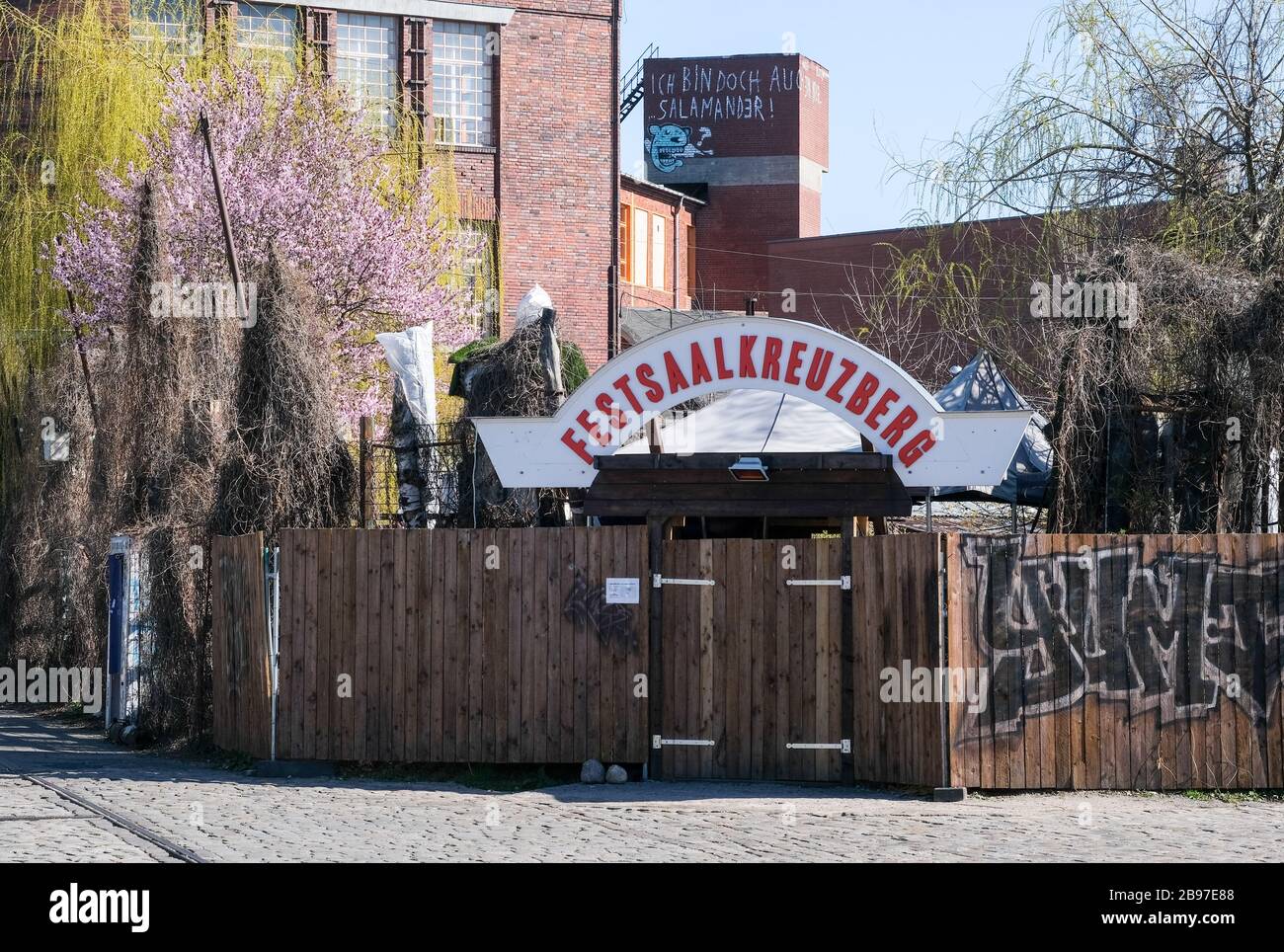 Berlino, Germania. 23 marzo 2020. L'ingresso chiuso al locale "Festsaal Kreuzberg" di Flugraben. Credito: Jens Kalaene/dpa-Zentralbild/ZB/dpa/Alamy Live News Foto Stock