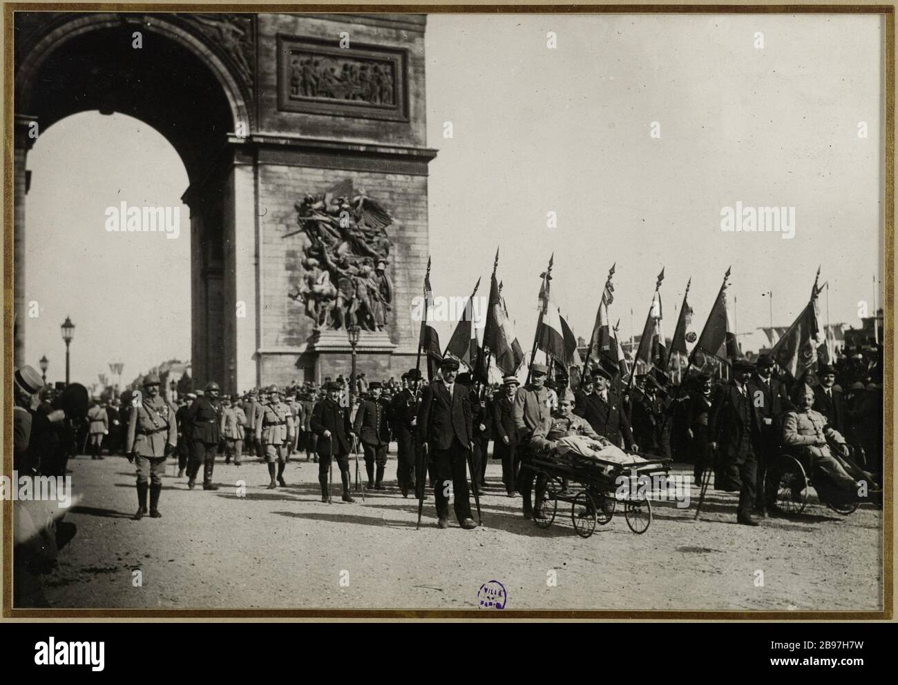 Arc de Triomphe, parata con lesioni Guerre 1914-1918. Arc de Triomphe, défilé avec blessés. Photographie de Charles Lansiaux (1855-1939), 1914-1918. Parigi, musée Carnavalet. Foto Stock