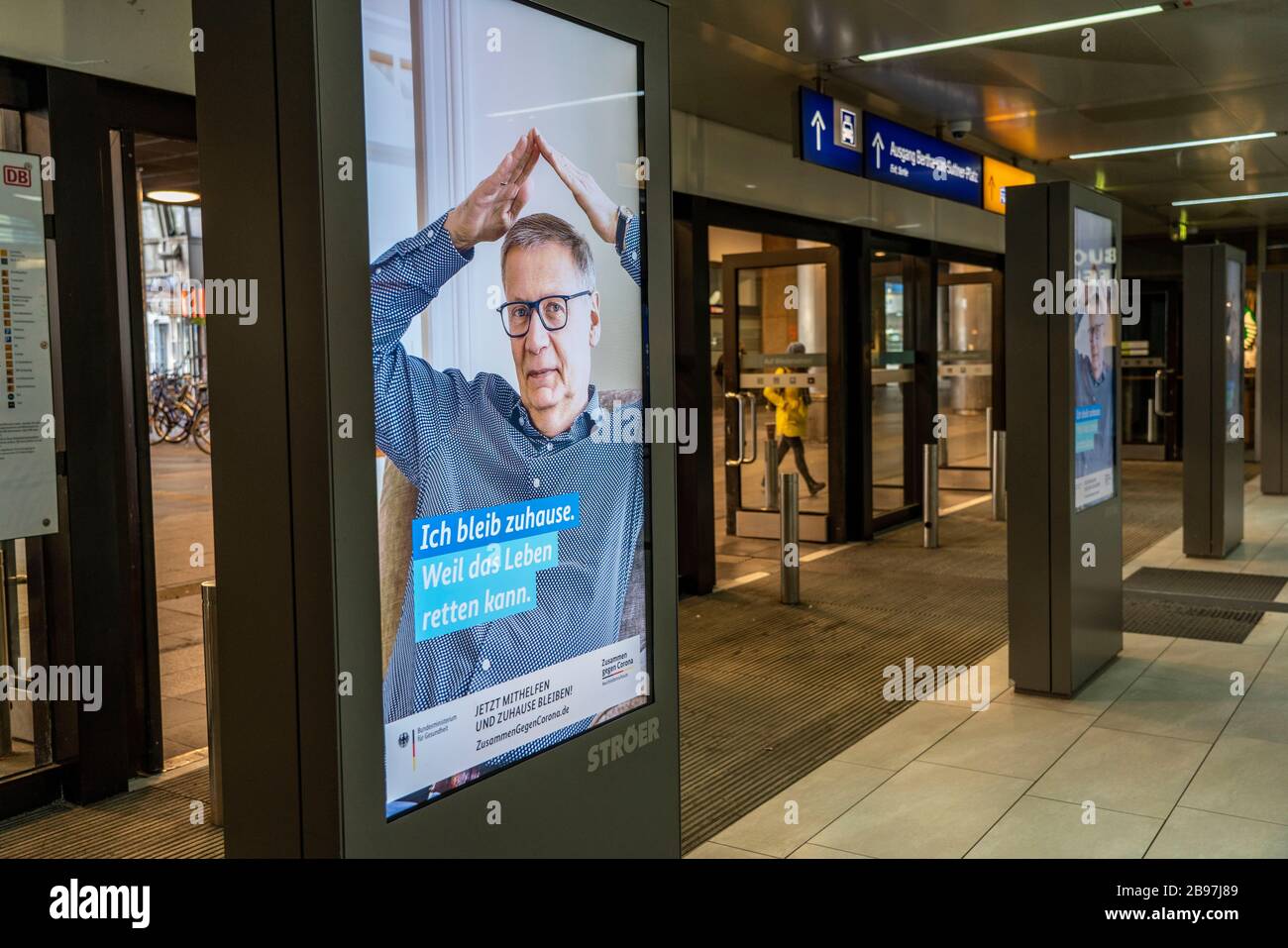 Esposizioni con la campagna di fotoricettore del governo federale, Ich bleib Zuhause, Hauptbahnhof, effetti del Pandemic di Coronavirus in Germania, DŸsseldorf Foto Stock