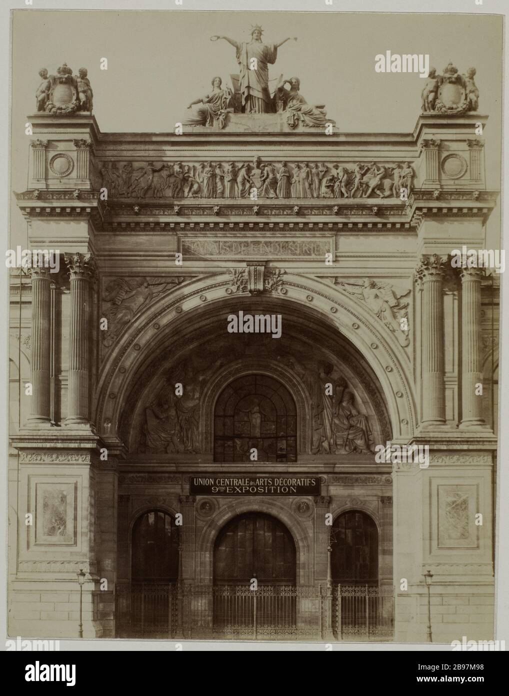 PORTA DEL PALAZZO DELL'INDUSTRIA ALLA IX MOSTRA DELL'UNIONE CENTRALE DELLE ARTI DECORATIVE, OTTAVO DISTRETTO, PARIS Porte du Palais de l'Industrie lors de la 9ème esposizione de l'Union centrale des Arts décoratifs. Parigi (VIIIème arr.), 1855-1889. Anonima fotographie. Parigi, musée Carnavalet. Foto Stock