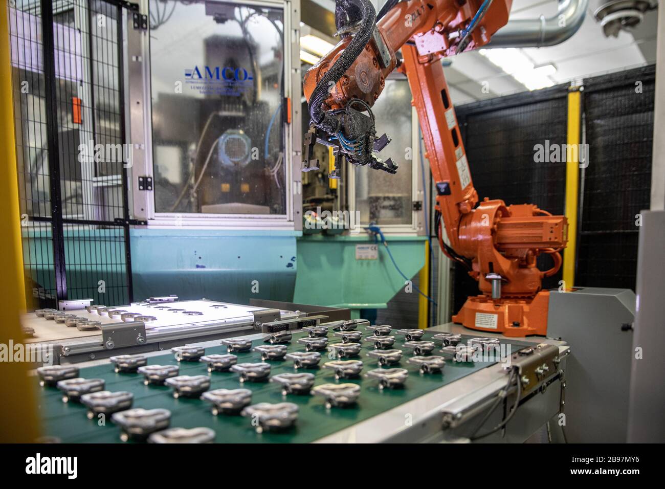 il robot al lavoro prende un pezzo di alluminio Foto Stock