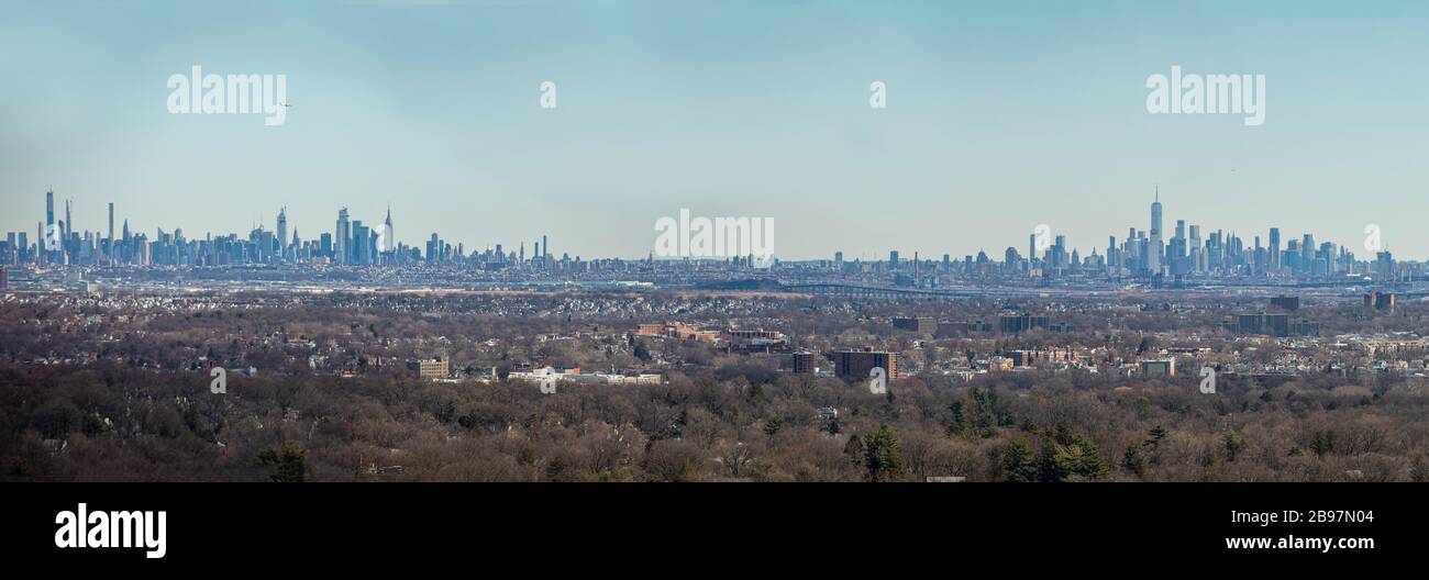 Ampio panorama di New York City di giorno da una collina lontana Foto Stock